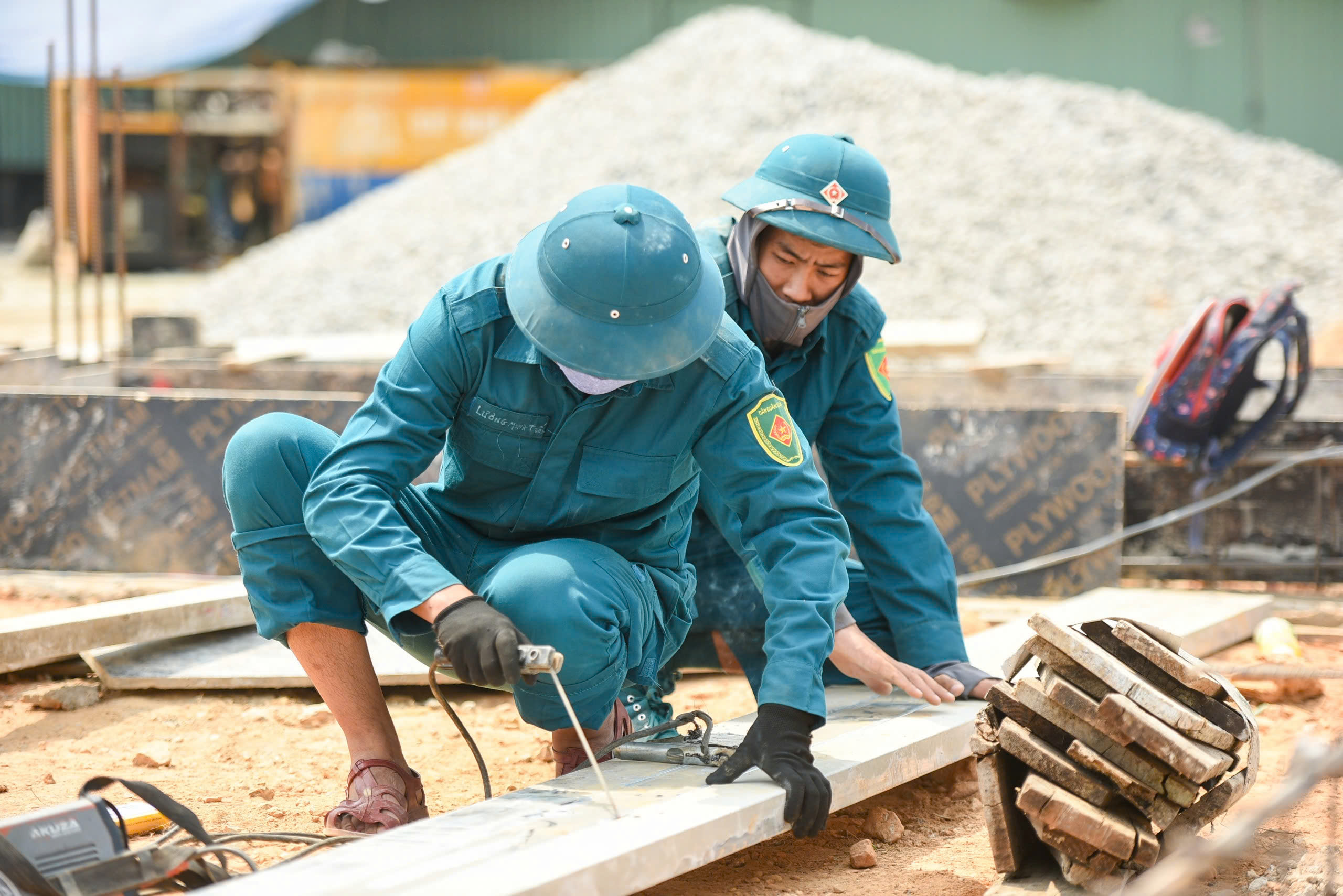 Những người l&iacute;nh 'ăn nắng, ngủ gi&oacute;' x&acirc;y ước mơ cho bu&ocirc;n l&agrave;ng tr&ecirc;n d&atilde;y Trường Sơn- Ảnh 4.