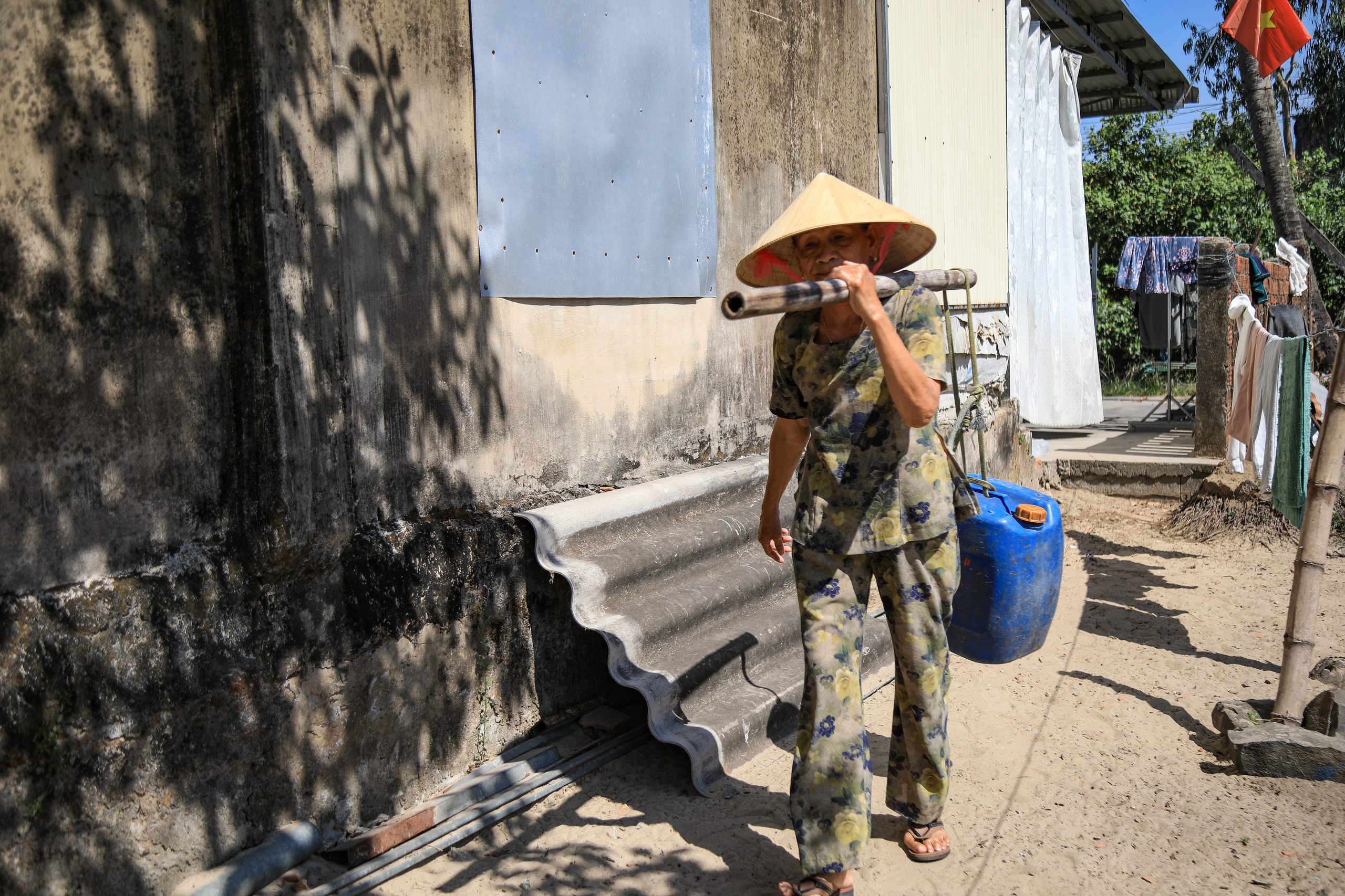 1.400 hộ dân thiếu nước sạch ở Bình Sơn: Nửa đêm thức trắng canh từng giọt nước- Ảnh 4.