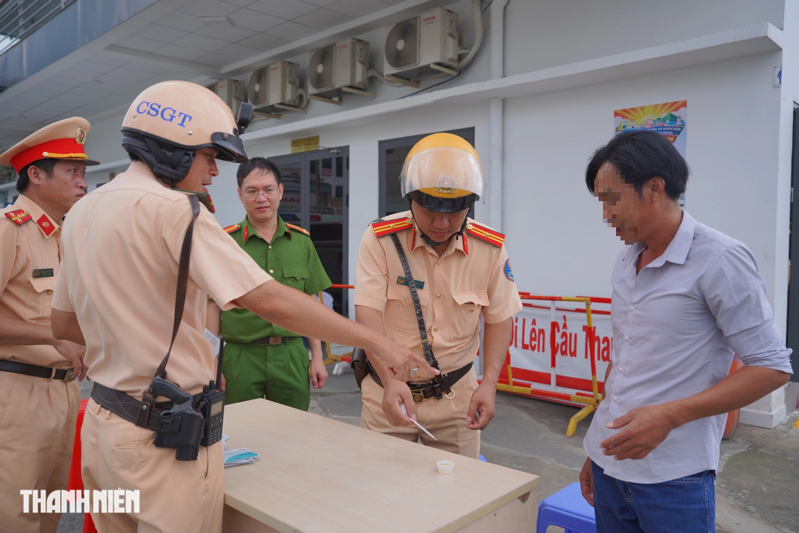 CSGT bất ngờ kiểm tra ma t&uacute;y t&agrave;i xế xe bu&yacute;t, taxi ở TP.HCM - Ảnh 1.