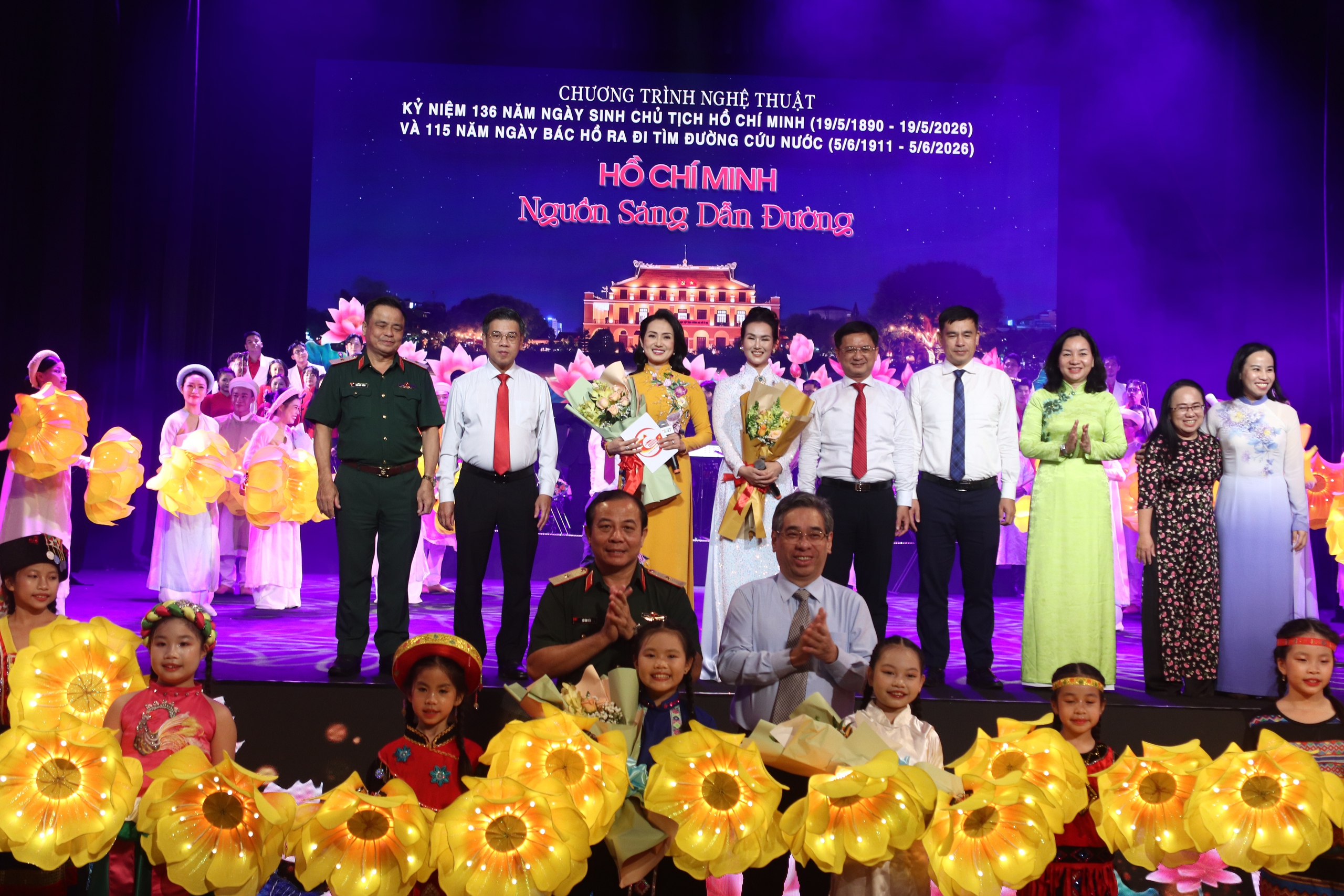 NSƯT Lam Tuyền, V&acirc;n Kh&aacute;nh h&aacute;t trong đ&ecirc;m nghệ thuật t&ocirc;n vinh Chủ tịch Hồ Ch&iacute; Minh- Ảnh 1.