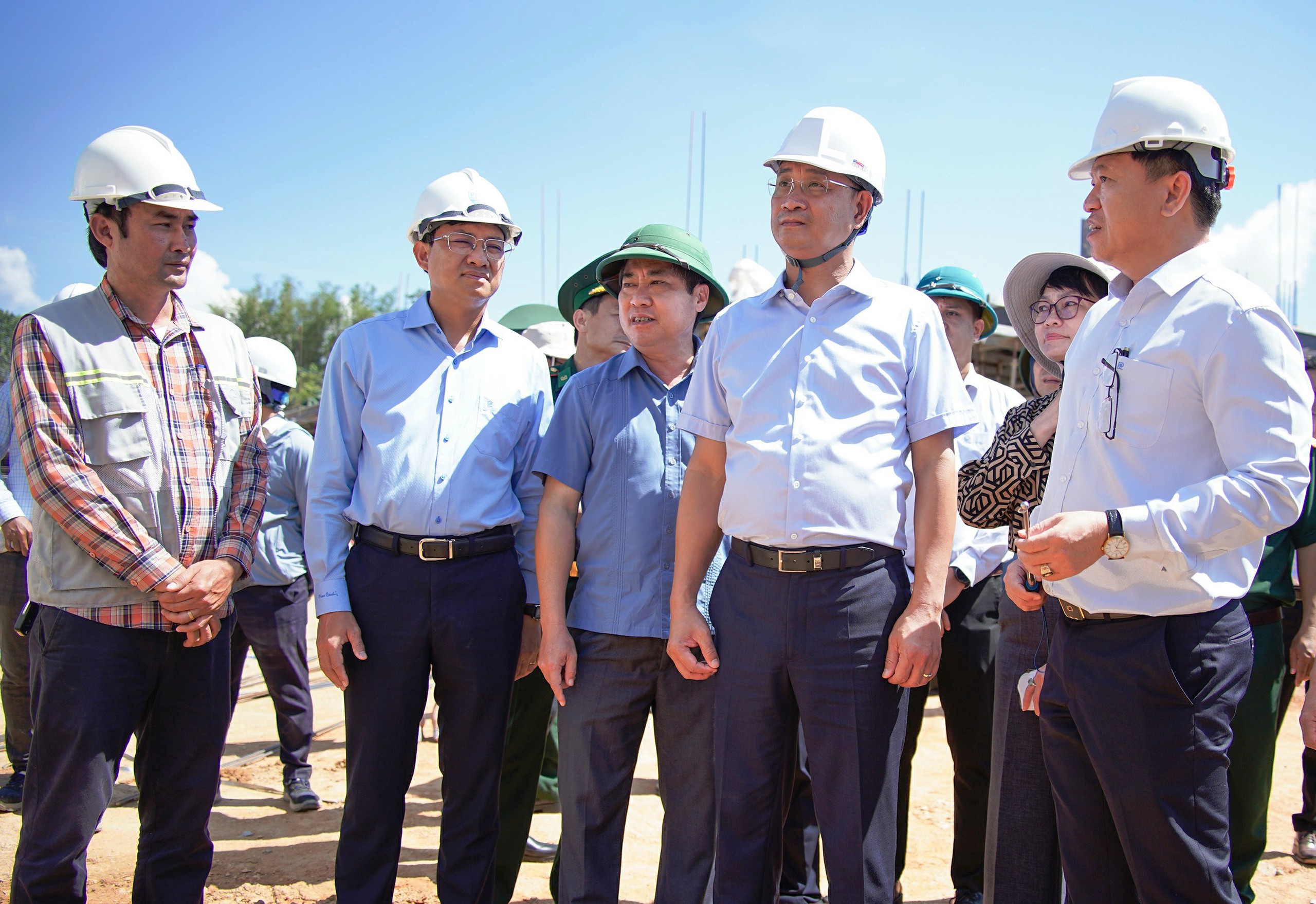 Những người l&iacute;nh 'ăn nắng, ngủ gi&oacute;' x&acirc;y ước mơ cho bu&ocirc;n l&agrave;ng tr&ecirc;n d&atilde;y Trường Sơn- Ảnh 8.