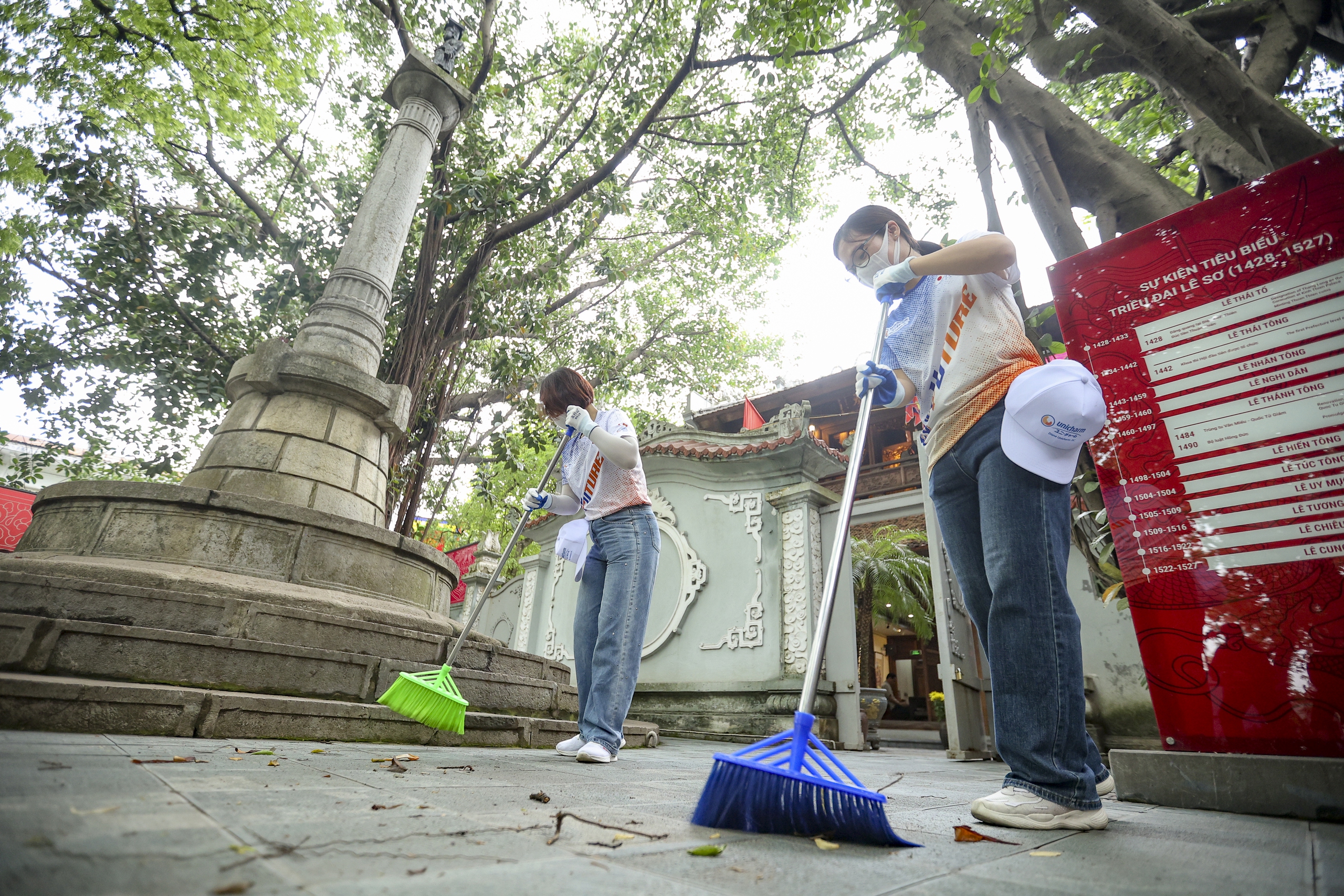 Chung tay l&agrave;m sạch cảnh quan di sản nh&acirc;n Ng&agrave;y M&ocirc;i trường thế giới - Ảnh 13.