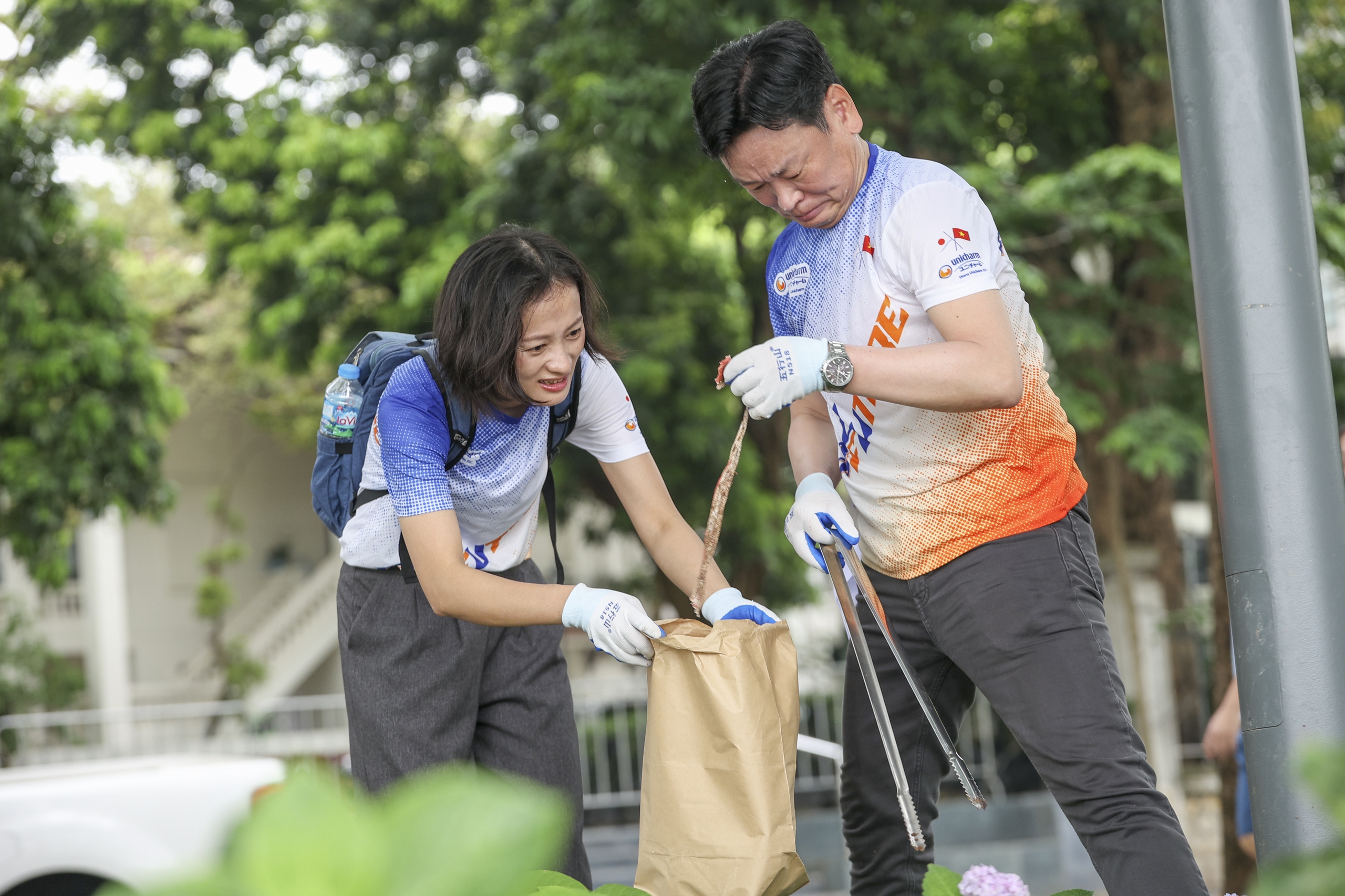 Chung tay l&agrave;m sạch cảnh quan di sản nh&acirc;n Ng&agrave;y M&ocirc;i trường thế giới - Ảnh 4.
