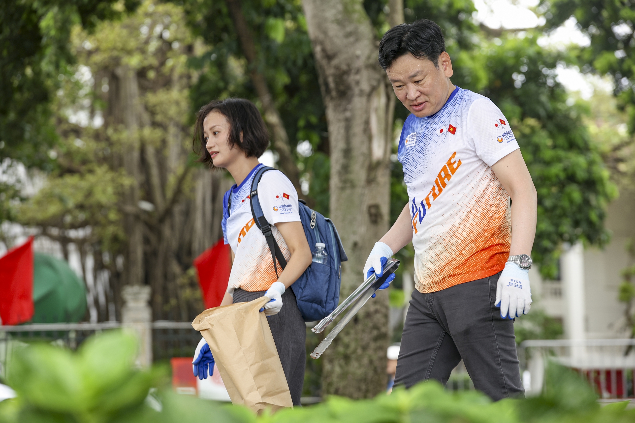 Chung tay l&agrave;m sạch cảnh quan di sản nh&acirc;n Ng&agrave;y M&ocirc;i trường thế giới - Ảnh 3.