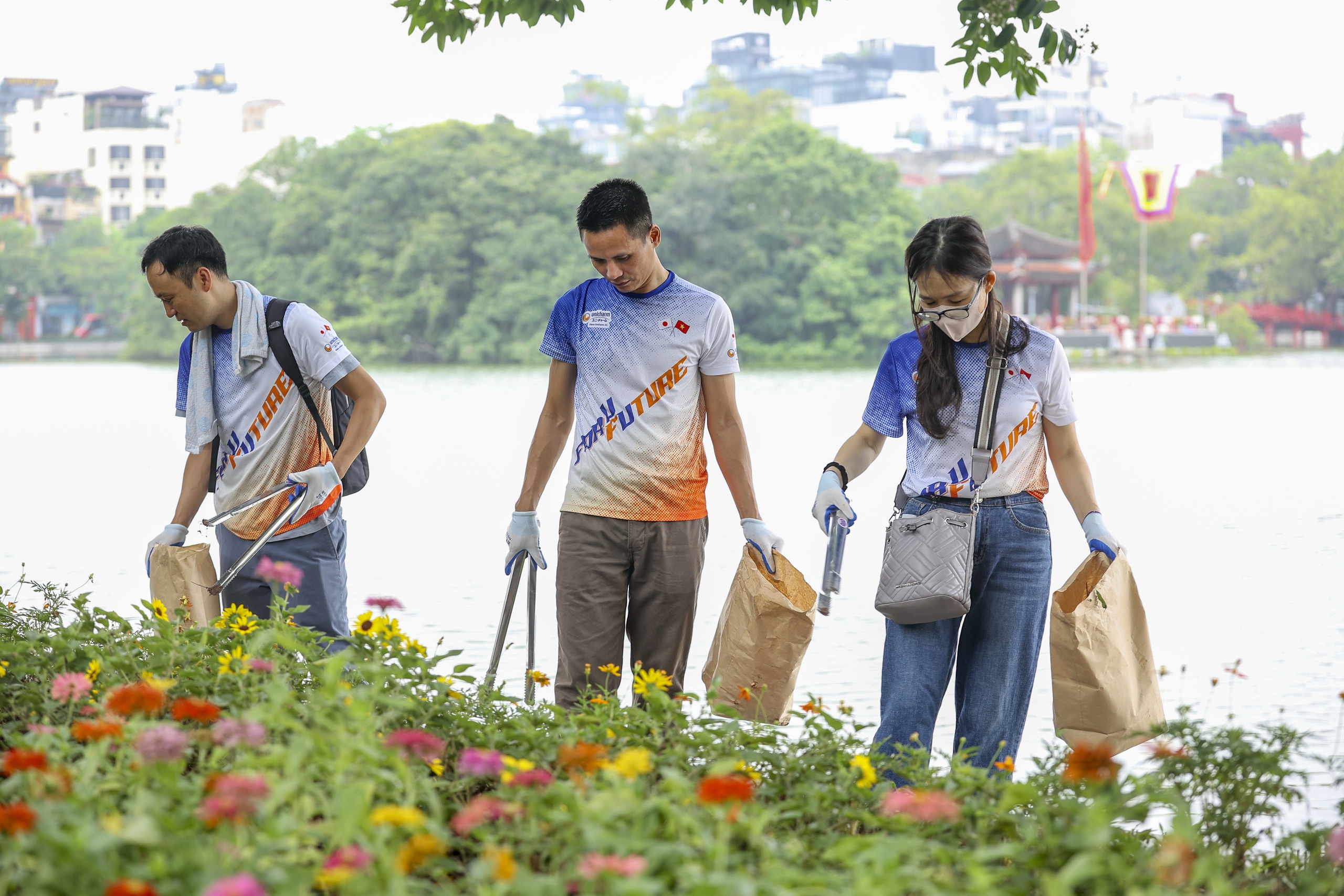 Chung tay l&agrave;m sạch cảnh quan di sản nh&acirc;n Ng&agrave;y M&ocirc;i trường thế giới - Ảnh 7.