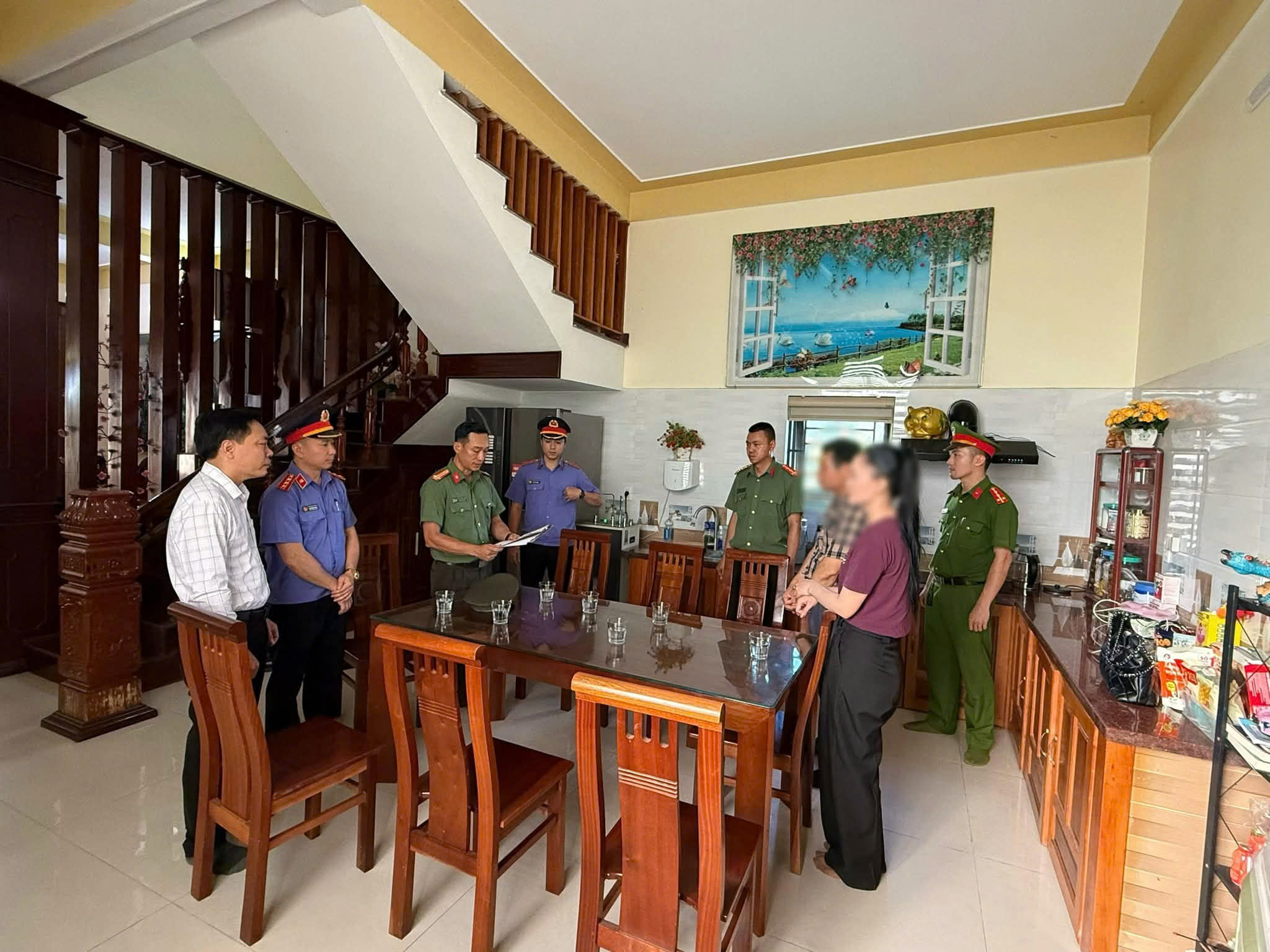 Tạm giam hiệu trưởng trường tiểu học ở Quảng Trị, điều tra hành vi nhận hối lộ- Ảnh 1.