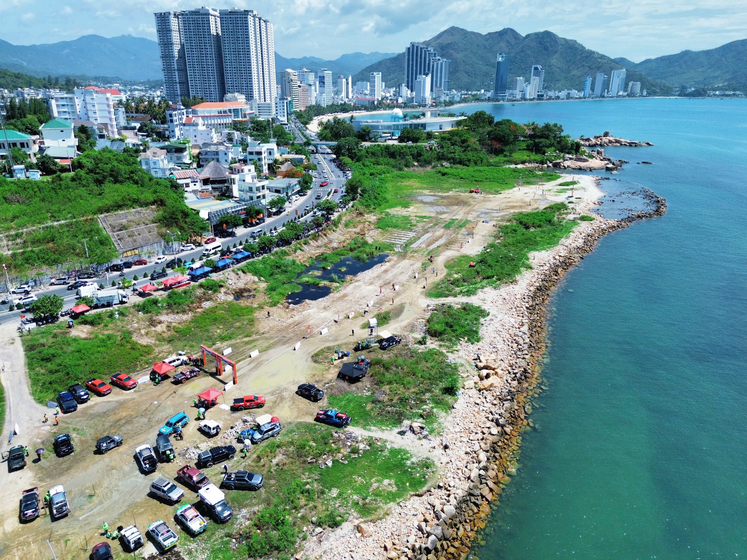Đua xe địa h&igrave;nh tại Nha Trang, m&atilde;n nh&atilde;n cảnh xe bay bổng, lội nước tung t&oacute;e- Ảnh 2.