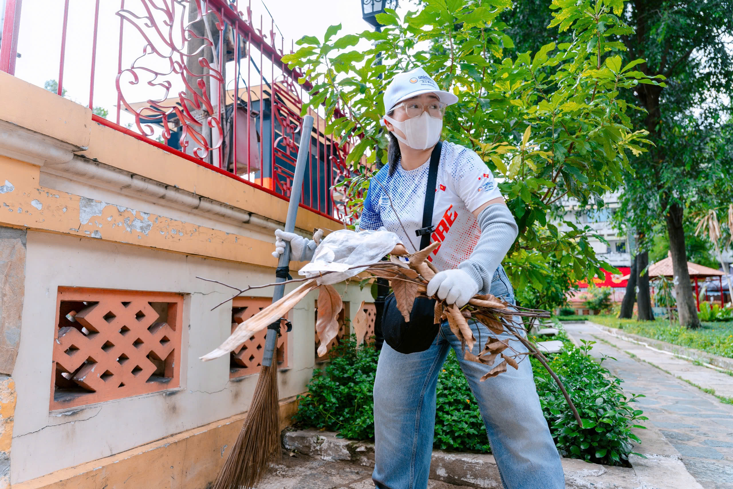 Chung tay l&agrave;m sạch cảnh quan di sản nh&acirc;n Ng&agrave;y M&ocirc;i trường thế giới - Ảnh 20.