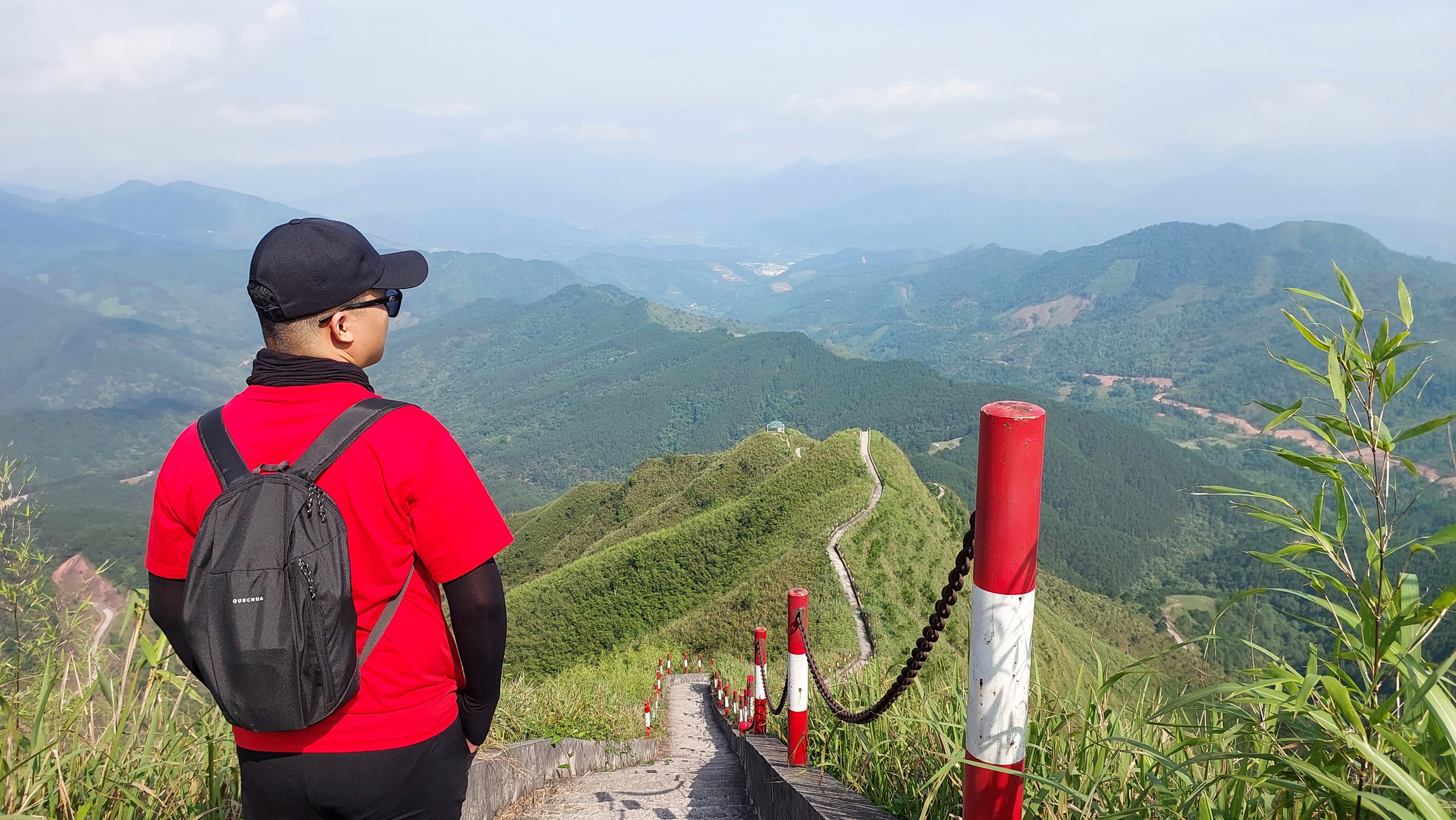 C&oacute; những người trẻ dậy từ 3 giờ s&aacute;ng leo n&uacute;i, băng rừng để được&hellip; mất s&oacute;ng - Ảnh 4.