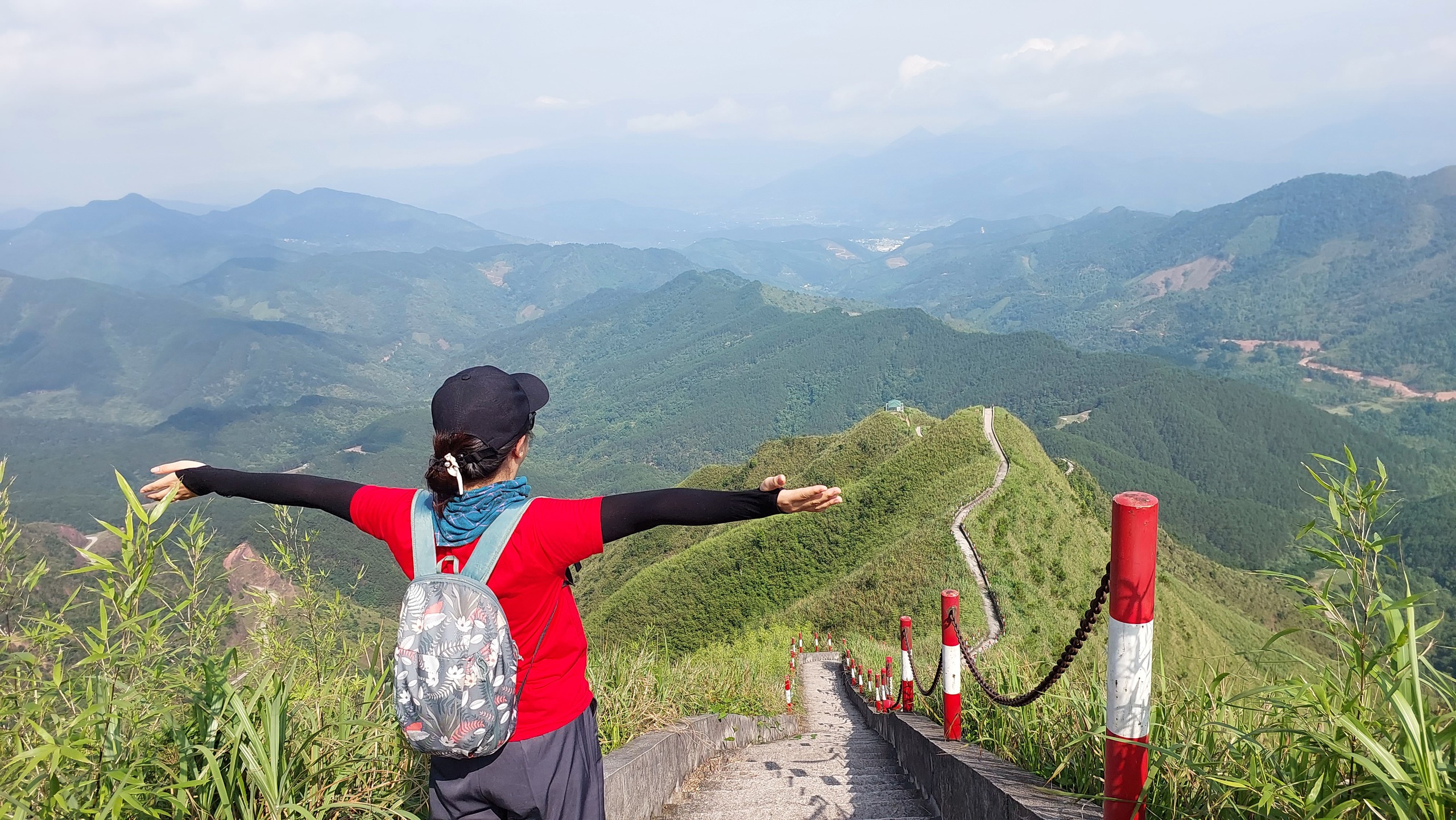 C&oacute; những người trẻ dậy từ 3 giờ s&aacute;ng leo n&uacute;i, băng rừng để được&hellip; mất s&oacute;ng - Ảnh 5.