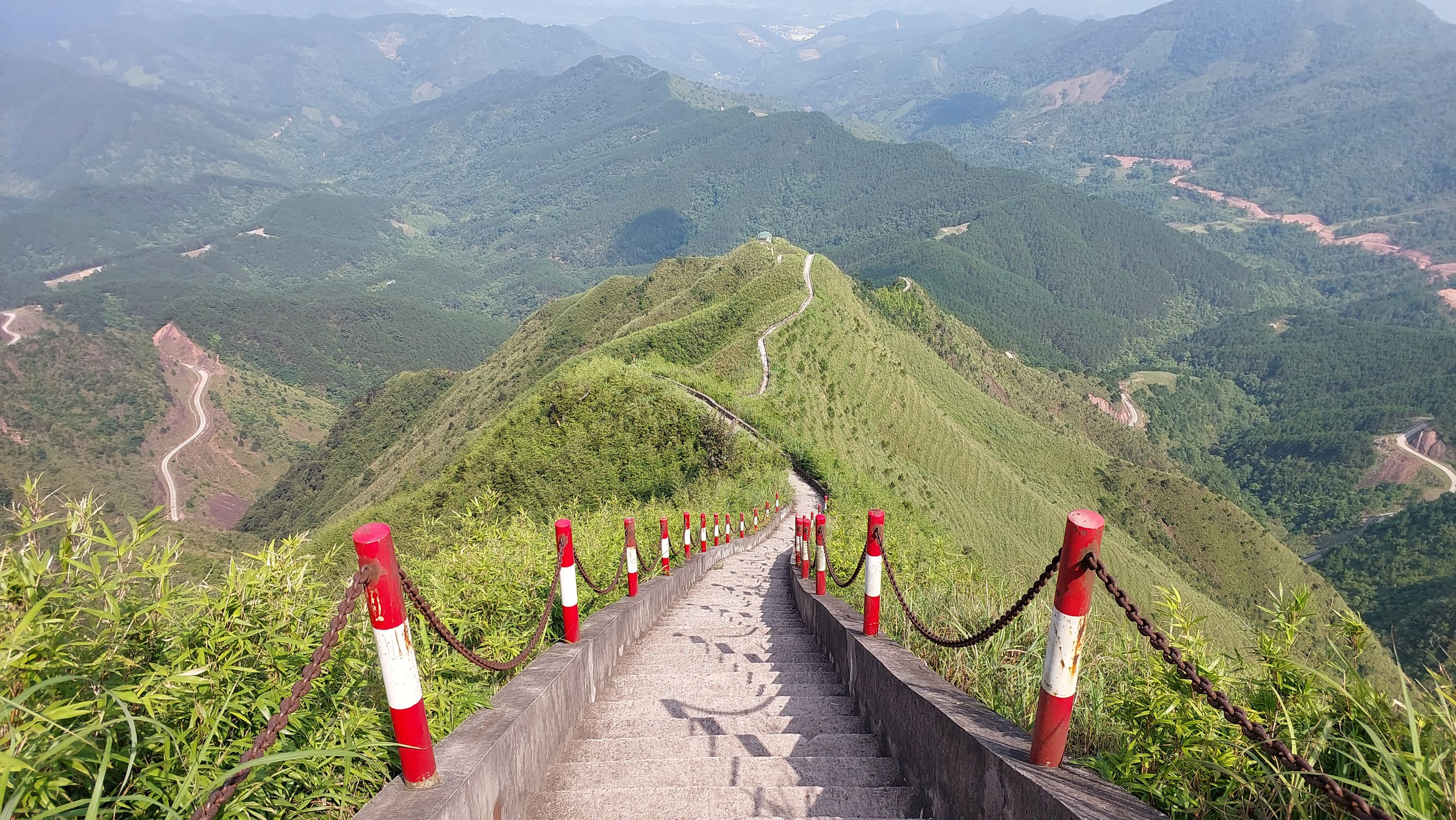 C&oacute; những người trẻ dậy từ 3 giờ s&aacute;ng leo n&uacute;i, băng rừng để được&hellip; mất s&oacute;ng - Ảnh 6.
