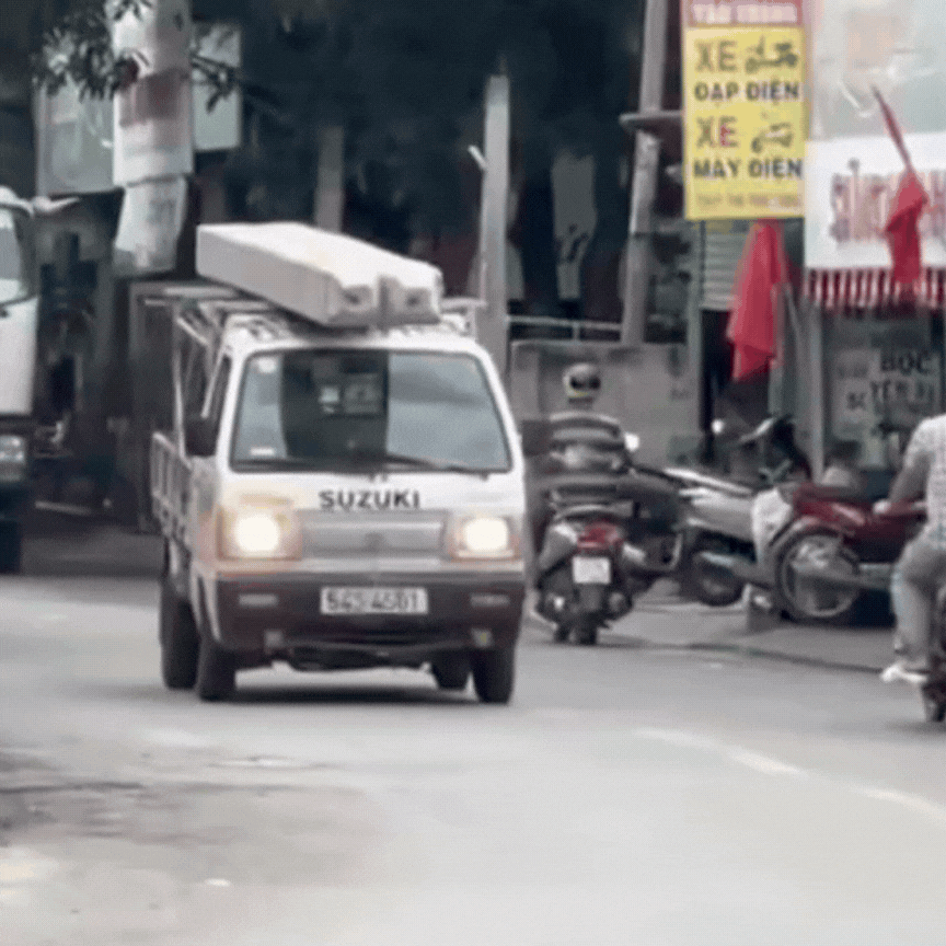 Chở 2 cọc b&ecirc; t&ocirc;ng ch&ocirc;ng ch&ecirc;nh tr&ecirc;n n&oacute;c xe tải, t&agrave;i xế bị xử phạt  - Ảnh 1.