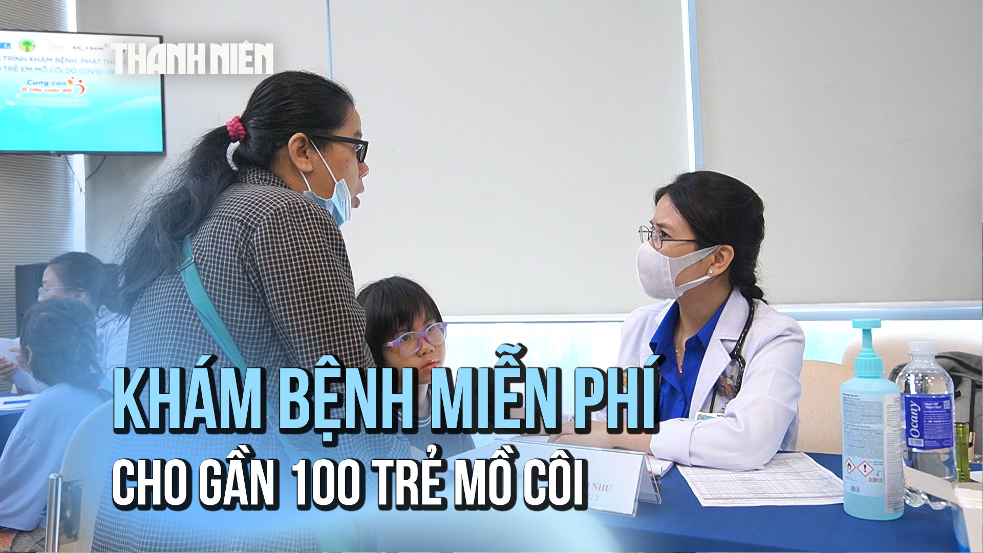 'Cùng con đi tiếp cuộc đời': Khám sức khỏe, tặng quà cho trẻ mồ côi - Ảnh 1.