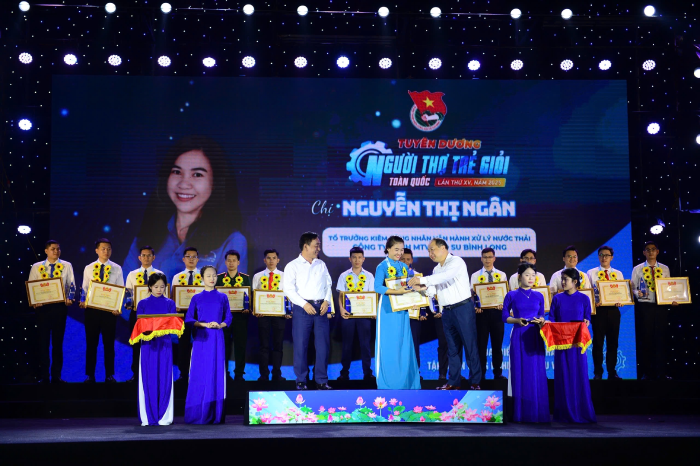Người phụ nữ thầm lặng giữ màu xanh cho nhà máy cao su - Ảnh 2.