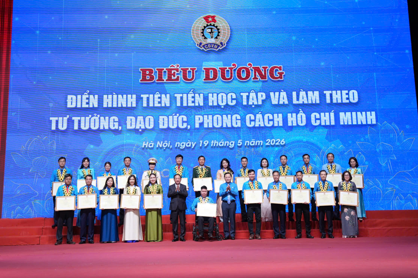 Người phụ nữ thầm lặng giữ màu xanh cho nhà máy cao su - Ảnh 3.