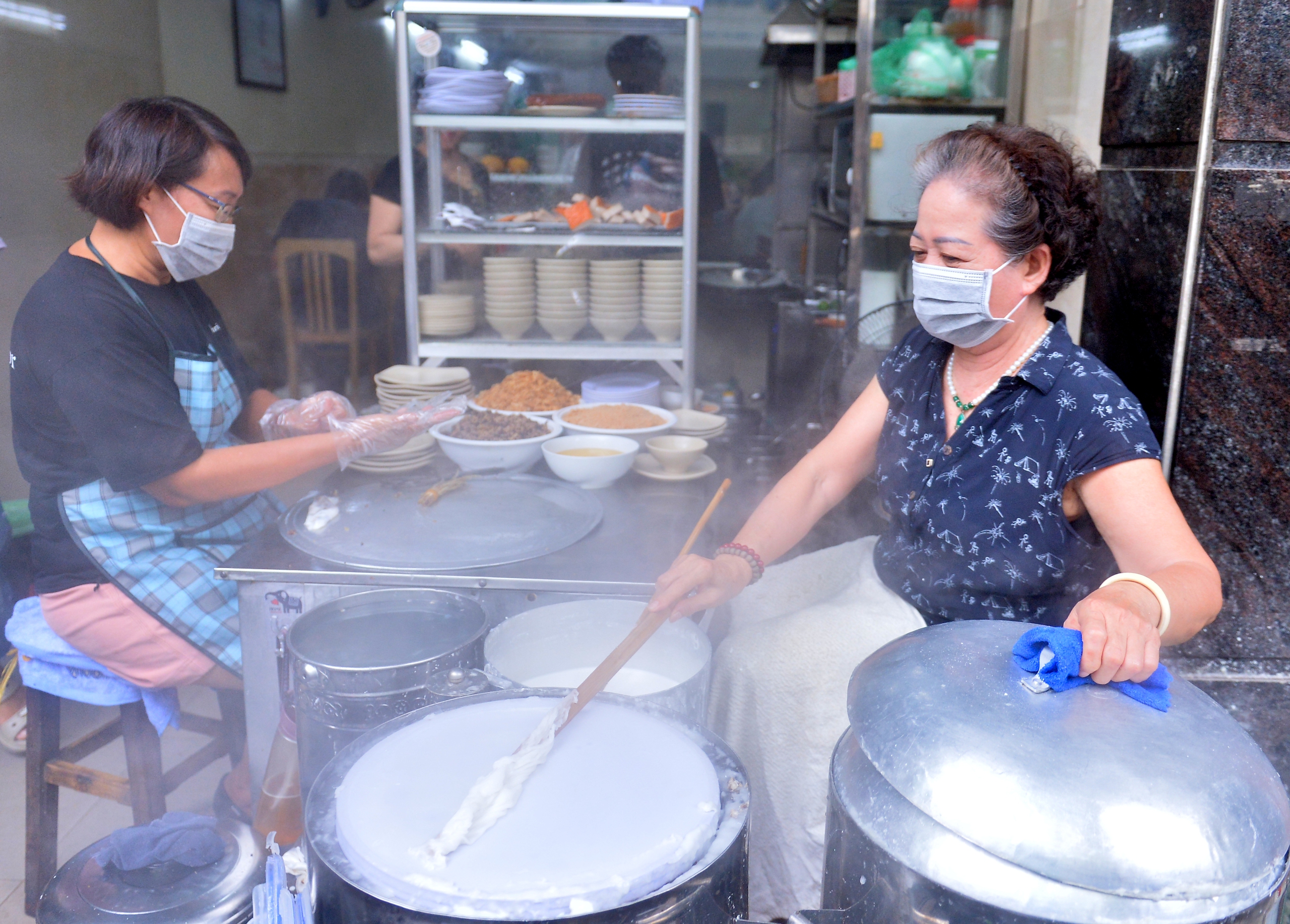 4 đời truyền nghề, qu&aacute;n b&aacute;nh cuốn 53 tuổi được Michelin vinh danh- Ảnh 1.
