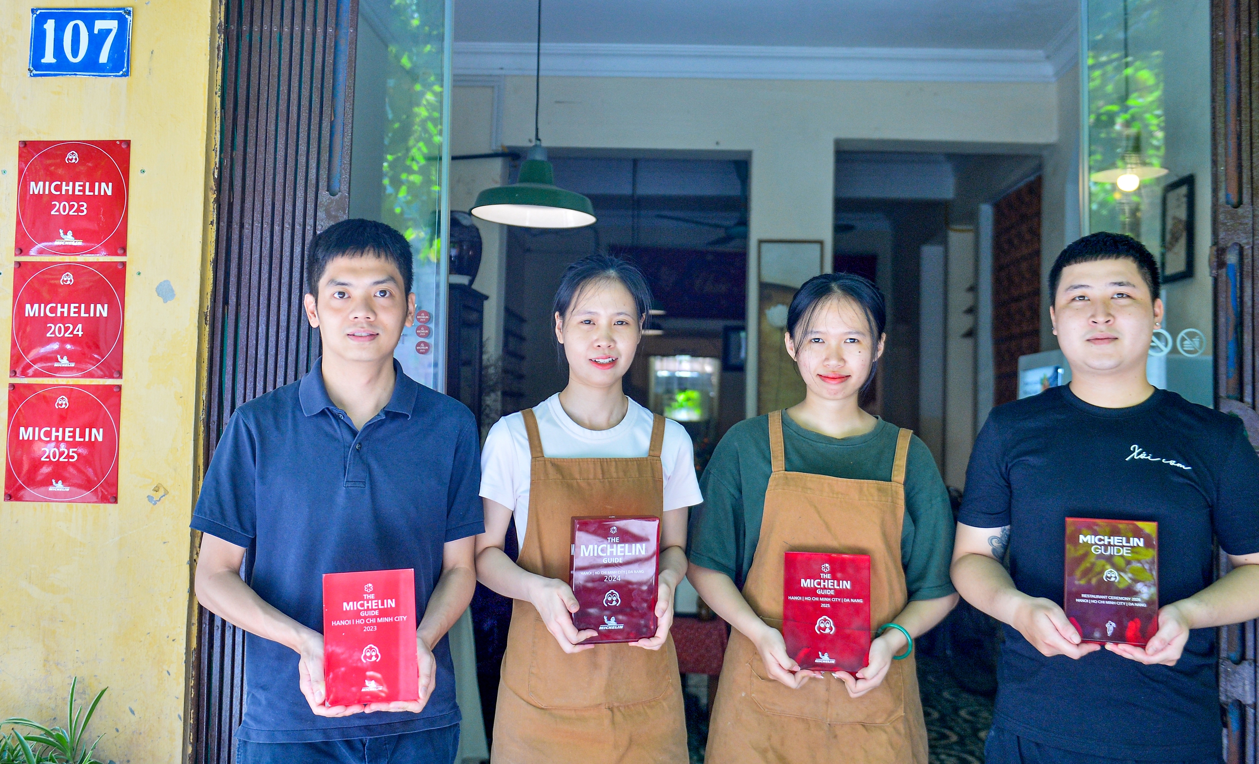 Qu&aacute;n cơm lọt thỏm trong khu tập thể cũ 4 năm liền được Michelin vinh danh - Ảnh 2.