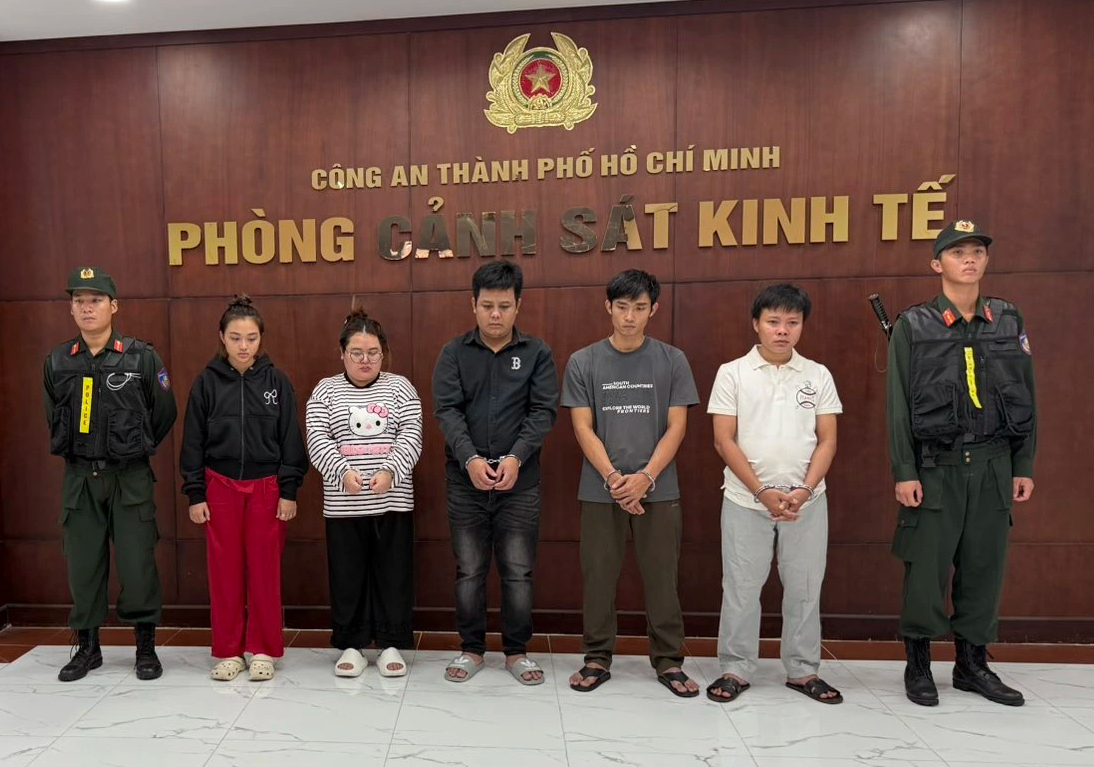 Công an TP.HCM triệt phá xưởng sản xuất hơn 23.000 đôi dép 'hàng hiệu' giả - Ảnh 1.
