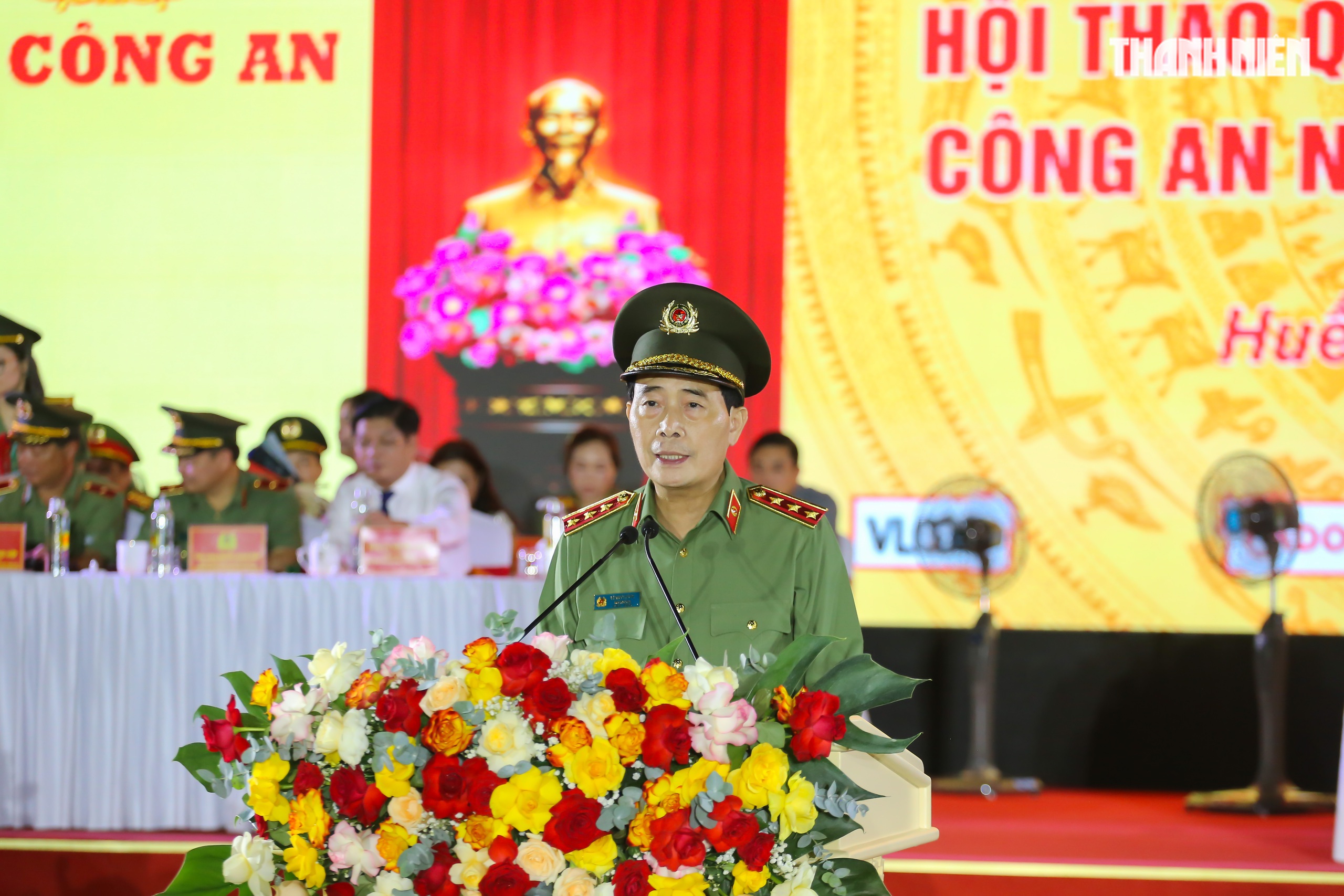 Mãn nhãn màn biểu diễn của cảnh sát đặc nhiệm, kỵ binh... tại Đại nội Huế- Ảnh 3. Mãn nhãn màn biểu diễn của cảnh sát đặc nhiệm, kỵ binh... tại Đại nội Huế- Ảnh 3.