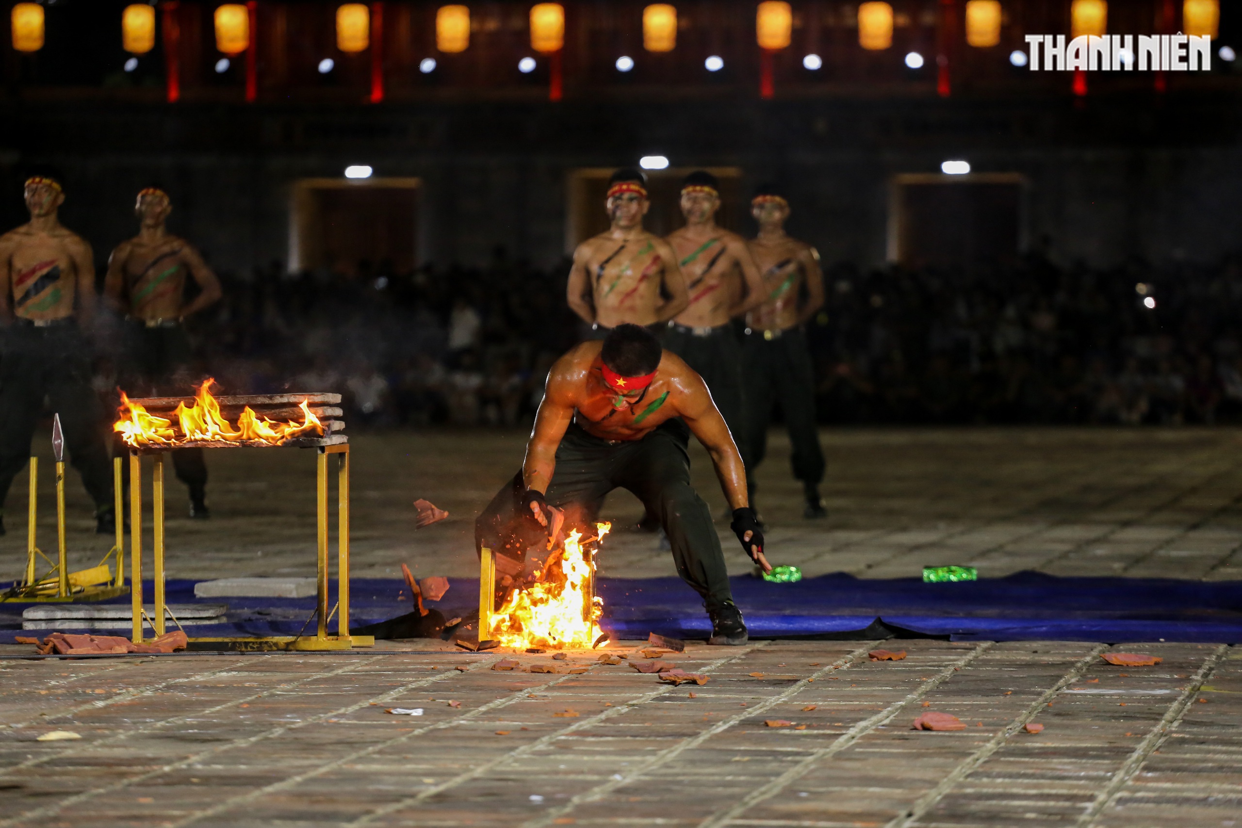 Mãn nhãn màn biểu diễn của cảnh sát đặc nhiệm, kỵ binh... tại Đại nội Huế- Ảnh 9. Mãn nhãn màn biểu diễn của cảnh sát đặc nhiệm, kỵ binh... tại Đại nội Huế- Ảnh 9.