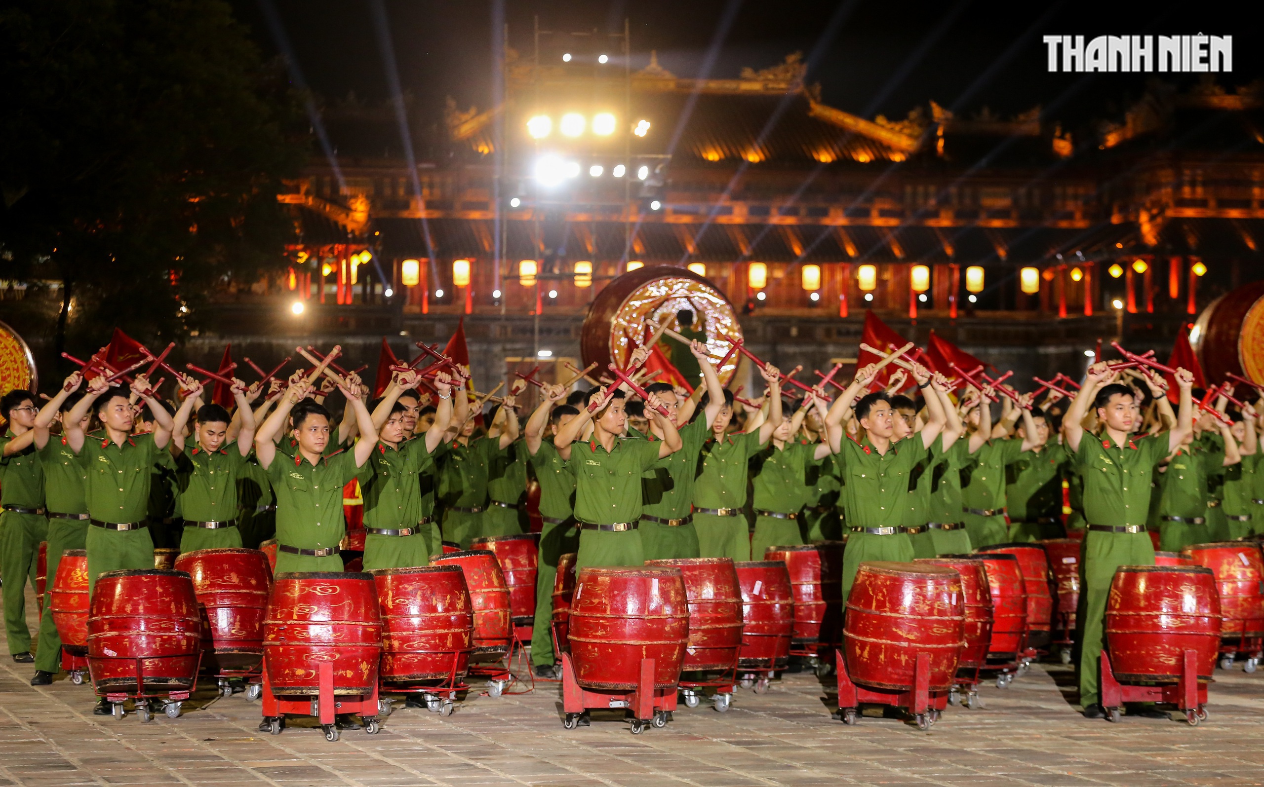 Mãn nhãn màn biểu diễn của cảnh sát đặc nhiệm, kỵ binh... tại Đại nội Huế- Ảnh 2. Mãn nhãn màn biểu diễn của cảnh sát đặc nhiệm, kỵ binh... tại Đại nội Huế- Ảnh 2.