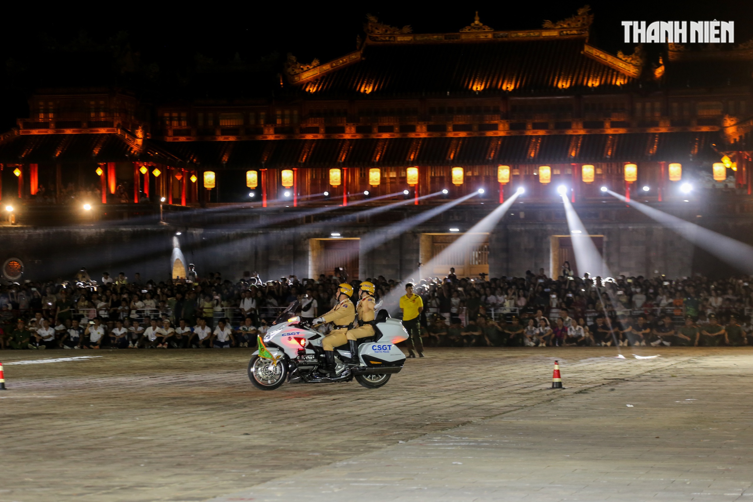 Mãn nhãn màn biểu diễn của cảnh sát đặc nhiệm, kỵ binh... tại Đại nội Huế- Ảnh 5. Mãn nhãn màn biểu diễn của cảnh sát đặc nhiệm, kỵ binh... tại Đại nội Huế- Ảnh 5.