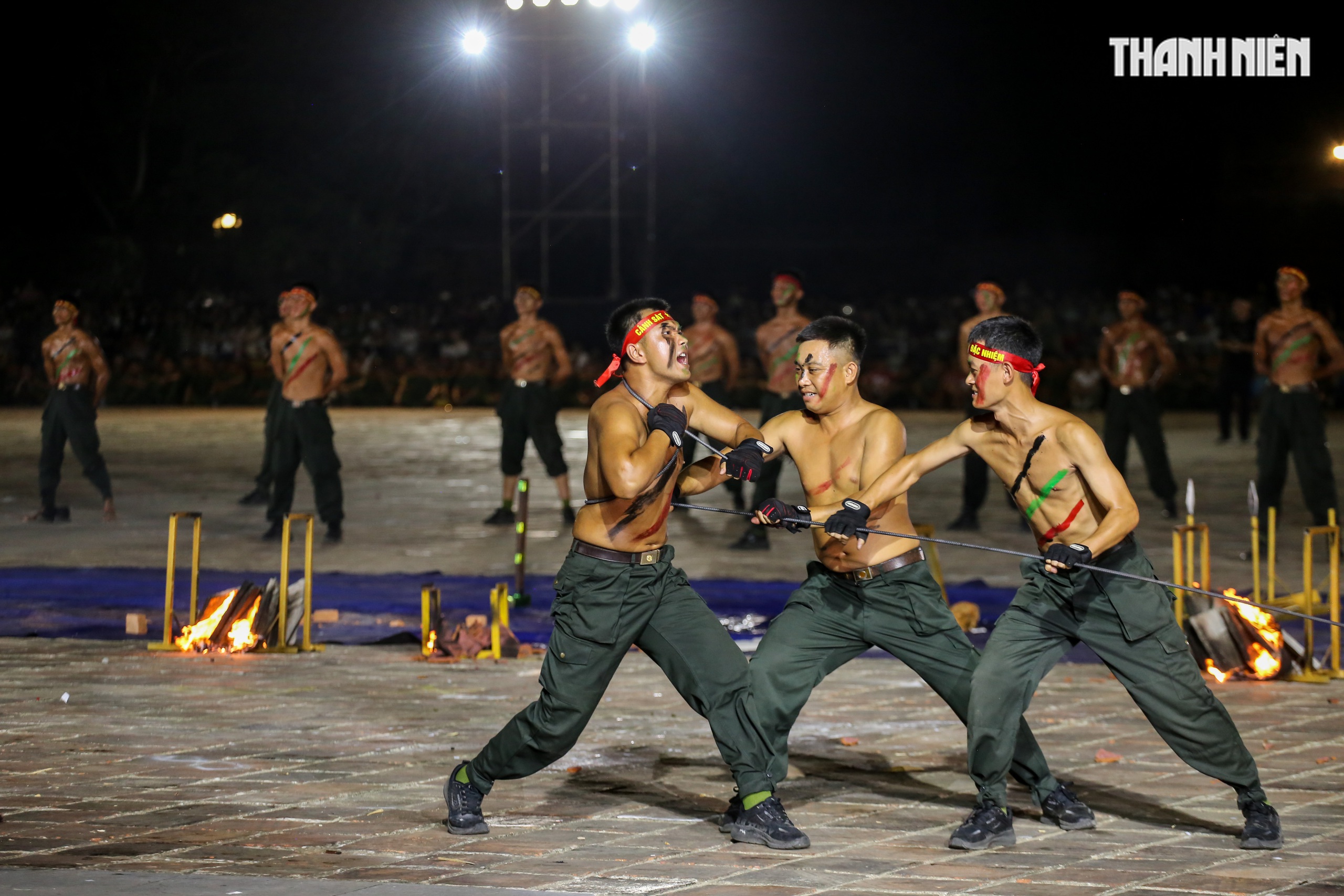 Mãn nhãn màn biểu diễn của cảnh sát đặc nhiệm, kỵ binh... tại Đại nội Huế- Ảnh 10. Mãn nhãn màn biểu diễn của cảnh sát đặc nhiệm, kỵ binh... tại Đại nội Huế- Ảnh 10.