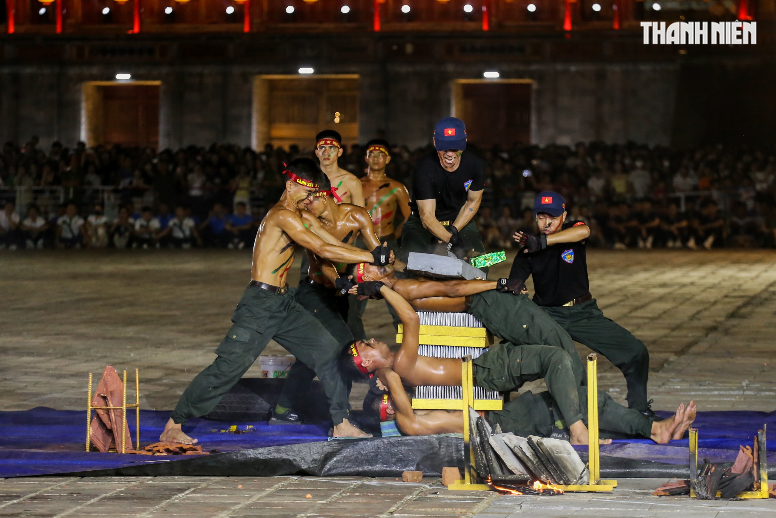 Mãn nhãn màn biểu diễn của cảnh sát đặc nhiệm, kỵ binh... tại Đại nội Huế- Ảnh 11. Mãn nhãn màn biểu diễn của cảnh sát đặc nhiệm, kỵ binh... tại Đại nội Huế- Ảnh 11.