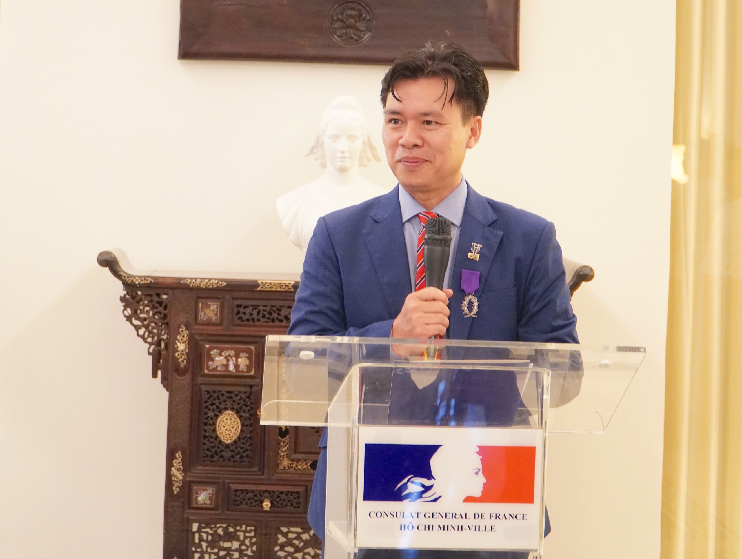 Giáo sư Đỗ Văn Đại được trao Huân chương Cành cọ Hàn lâm của Pháp- Ảnh 3. Giáo sư Đỗ Văn Đại được trao Huân chương Cành cọ Hàn lâm của Pháp- Ảnh 3.
