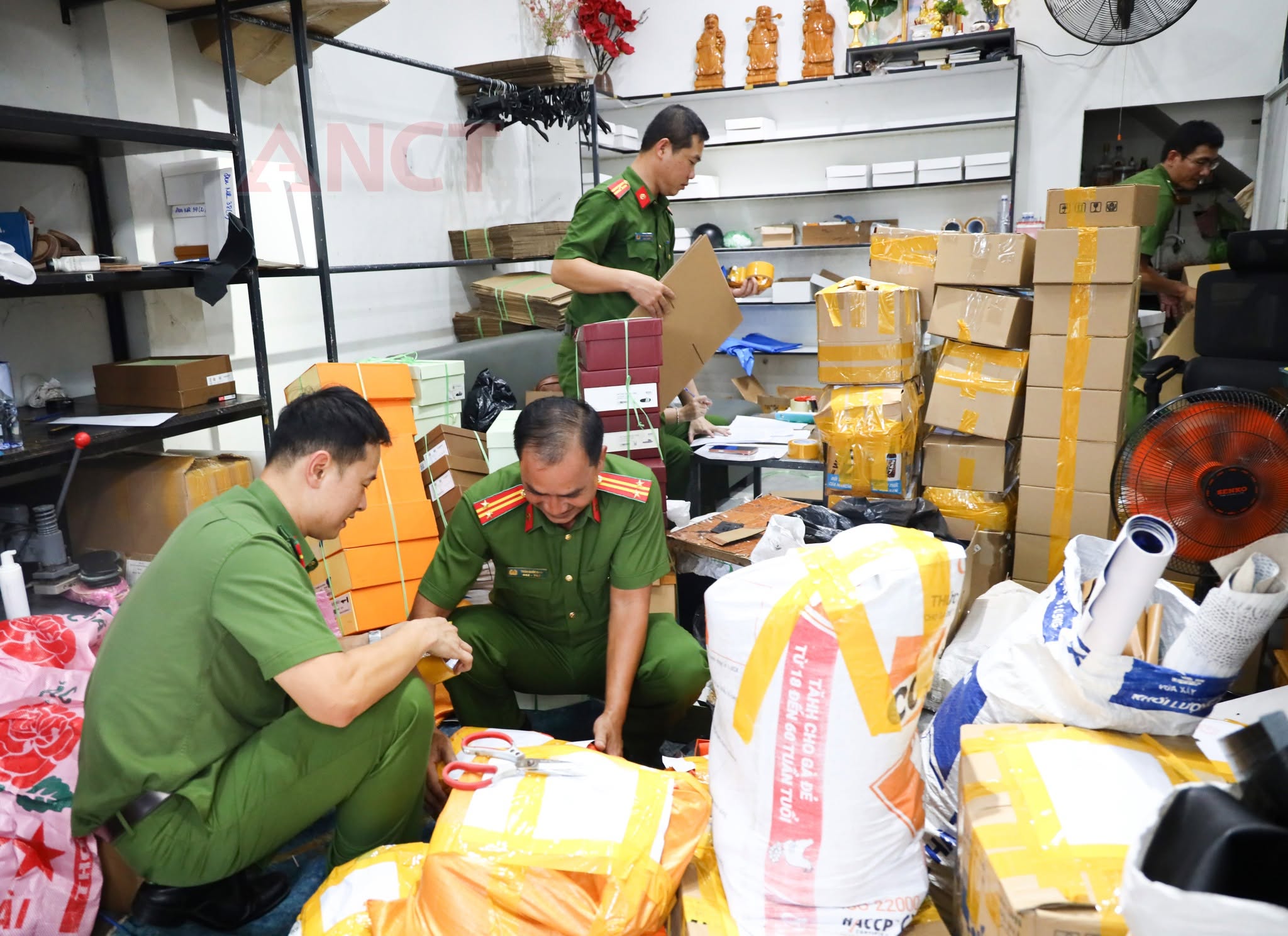Cần Thơ: Thu giữ hơn 4.000 sản phẩm thời trang là hàng giả nhãn hiệu nổi tiếng- Ảnh 1. Cần Thơ: Thu giữ hơn 4.000 sản phẩm thời trang là hàng giả nhãn hiệu nổi tiếng- Ảnh 1.