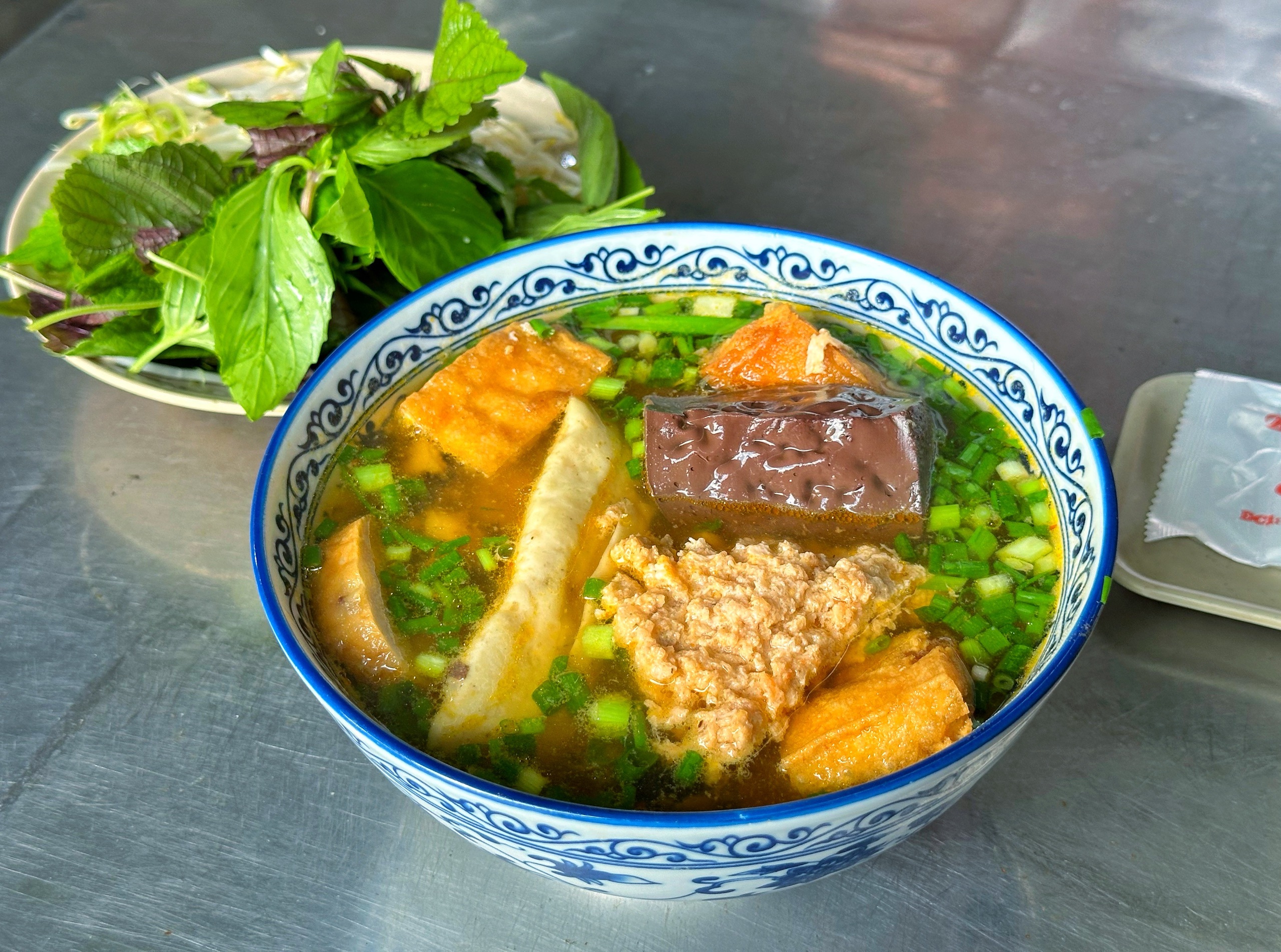 Quán bún riêu 'độc nhất' TP.HCM được Michelin gọi tên, khách ùn ùn tới ăn kín bàn - Ảnh 2.