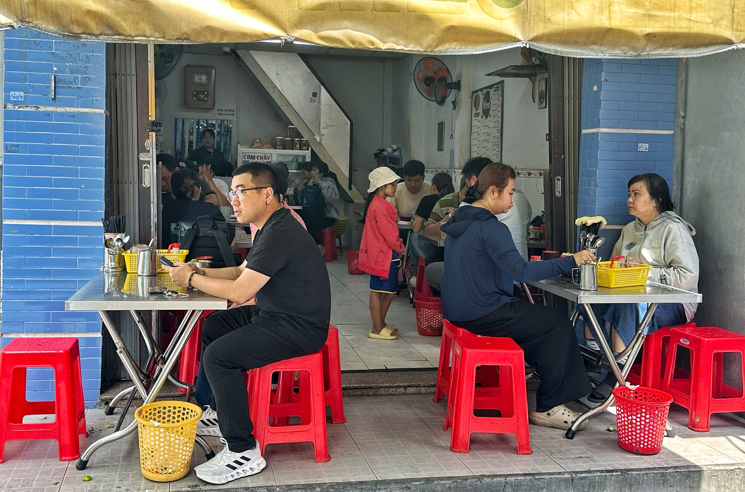 Quán bún riêu 'độc nhất' TP.HCM được Michelin gọi tên, khách ùn ùn tới ăn kín bàn - Ảnh 3.
