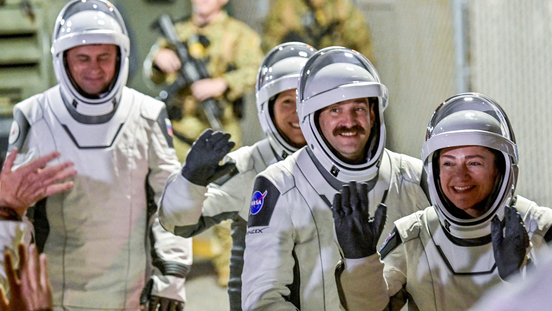 R&ograve; rỉ kh&iacute; tr&ecirc;n ISS, NASA đưa phi h&agrave;nh gia sang t&agrave;u SpaceX sơ t&aacute;n - Ảnh 1.