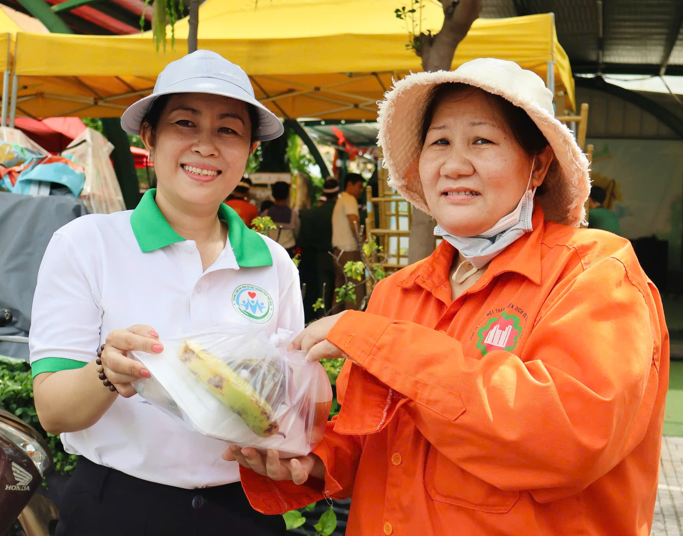 TP.HCM nghĩa tình: Người dân bất ngờ nhận ‘gấp đôi’ niềm vui- Ảnh 5. TP.HCM nghĩa tình: Người dân bất ngờ nhận ‘gấp đôi’ niềm vui- Ảnh 5.