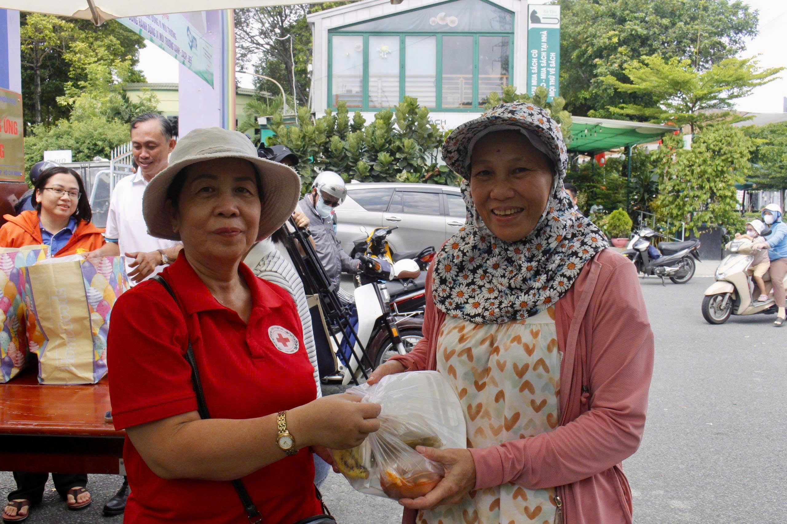TP.HCM nghĩa tình: Người dân bất ngờ nhận ‘gấp đôi’ niềm vui- Ảnh 4.