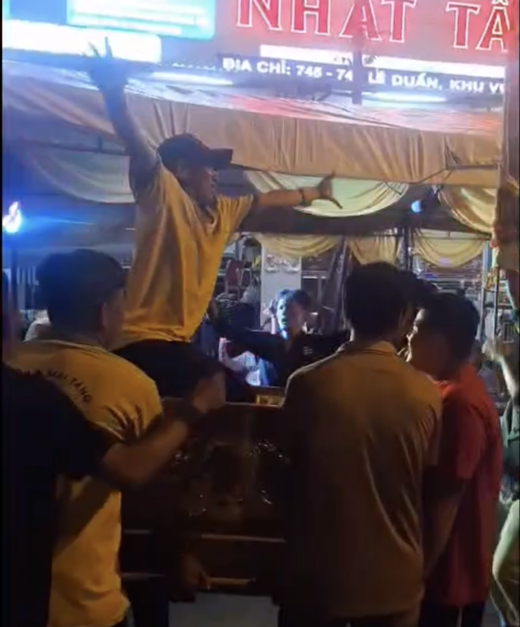 Vụ khiêng quan tài diễu phố phản cảm ở Cần Thơ: Chủ tiệc nói muốn ‘trải nghiệm’ - Ảnh 2.