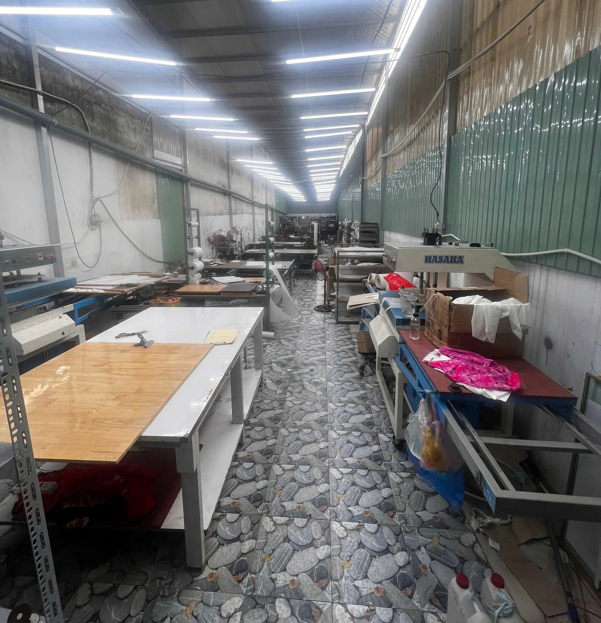 Công an TP.HCM khởi tố chủ Vải áo dài Đất Lành dùng AI 'đạo nhái' thiết kế - Ảnh 2.