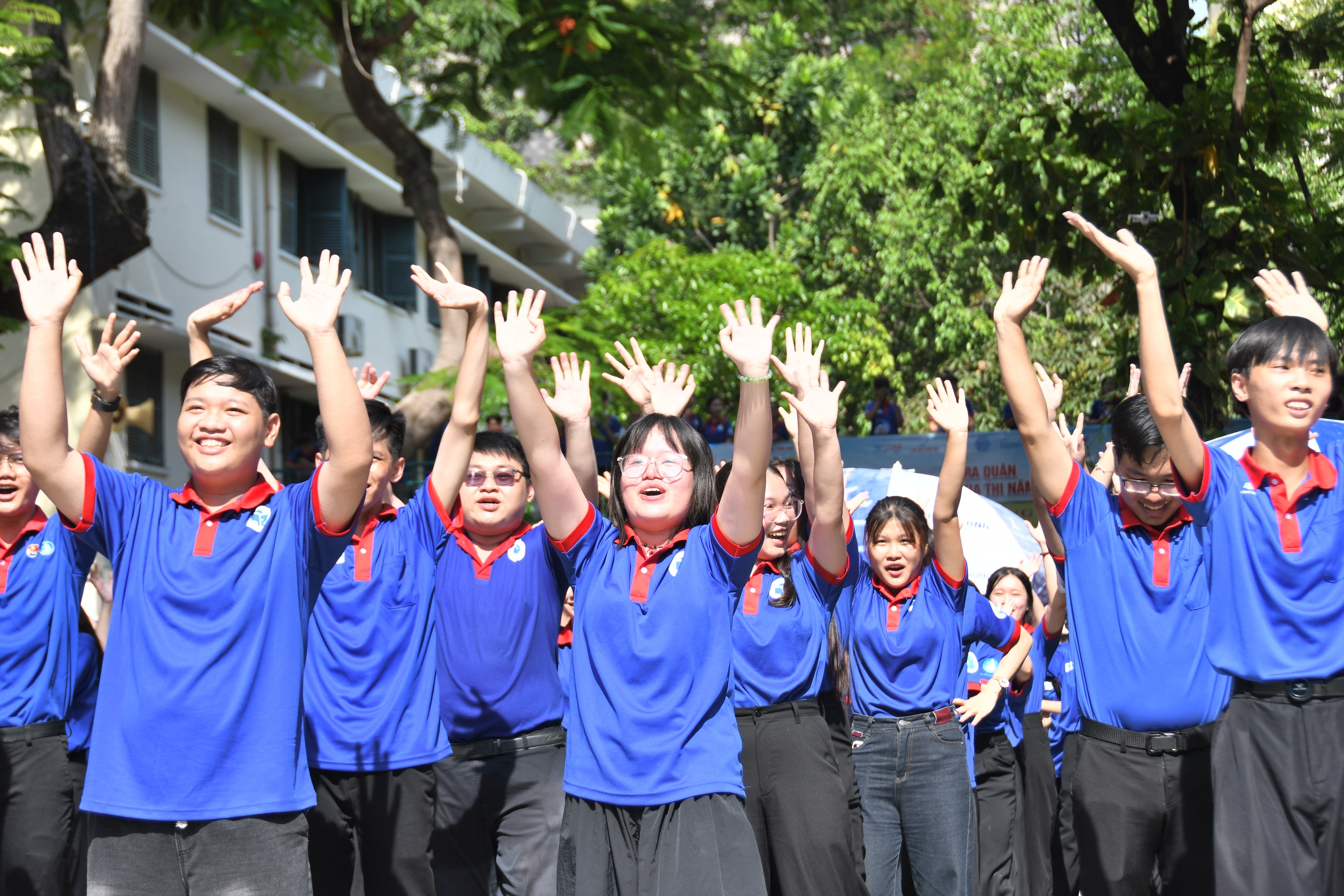 Hàng ngàn sinh viên ‘cháy’ hết mình trước khi phủ kín các điểm thi - Ảnh 1.