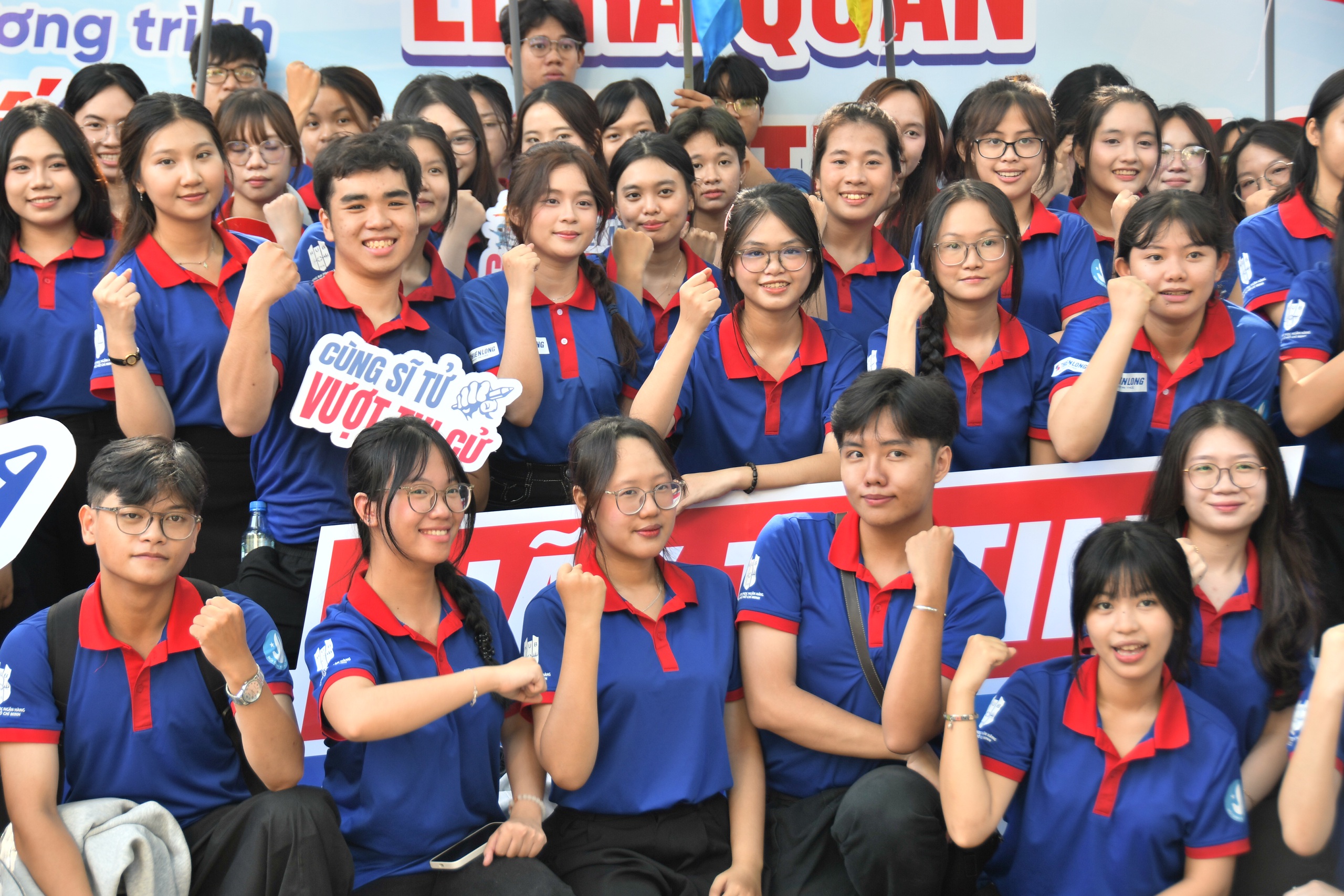 Hàng ngàn sinh viên ‘cháy’ hết mình trước khi phủ kín các điểm thi - Ảnh 2.