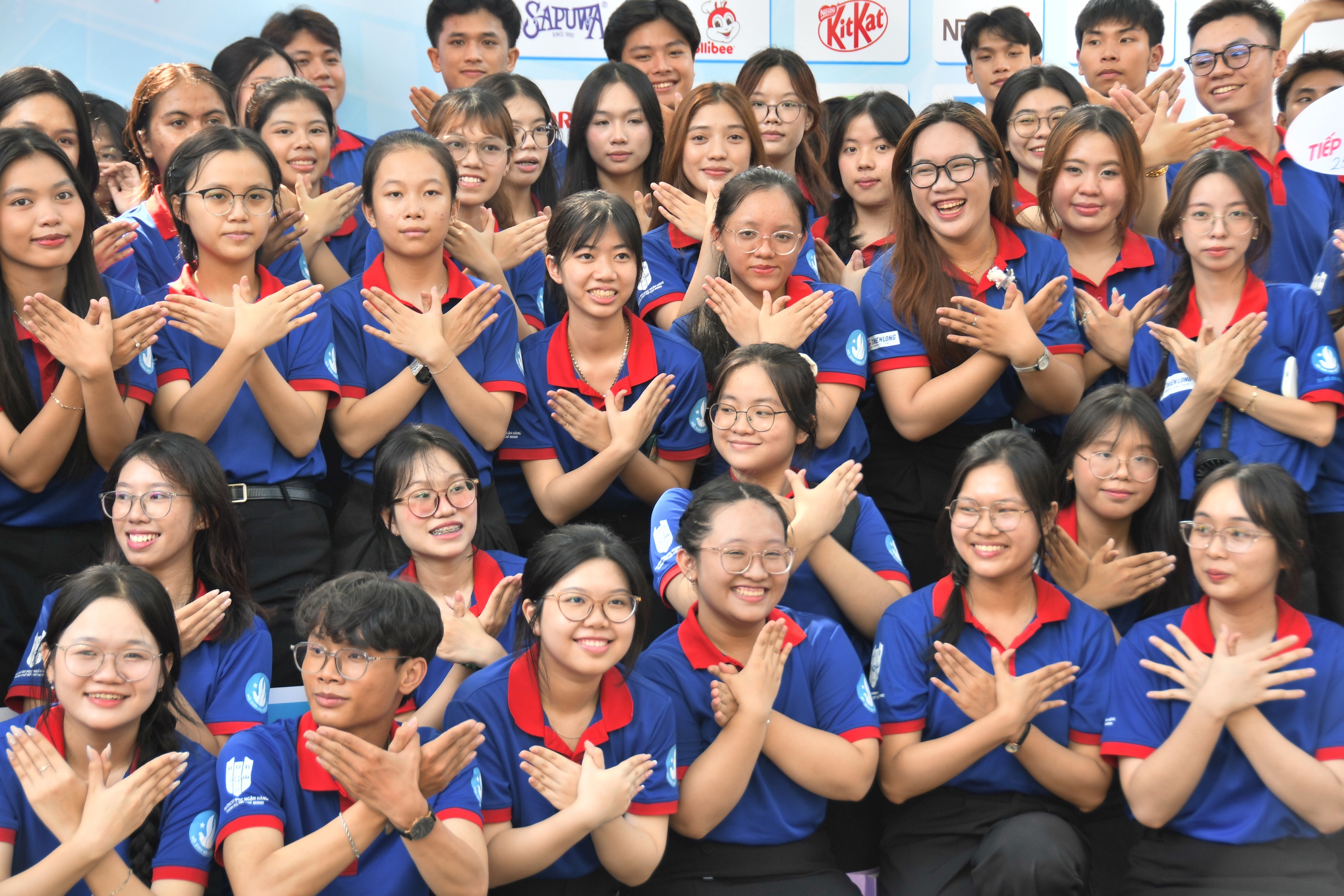 Hàng ngàn sinh viên ‘cháy’ hết mình trước khi phủ kín các điểm thi - Ảnh 8.