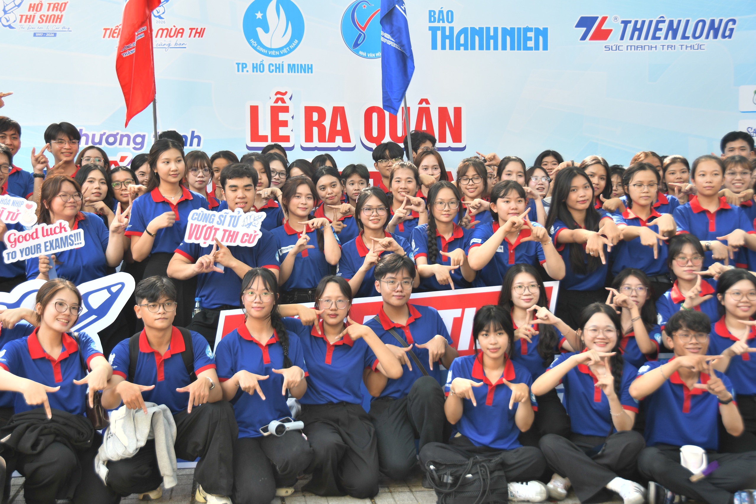 Hàng ngàn sinh viên ‘cháy’ hết mình trước khi phủ kín các điểm thi - Ảnh 11.