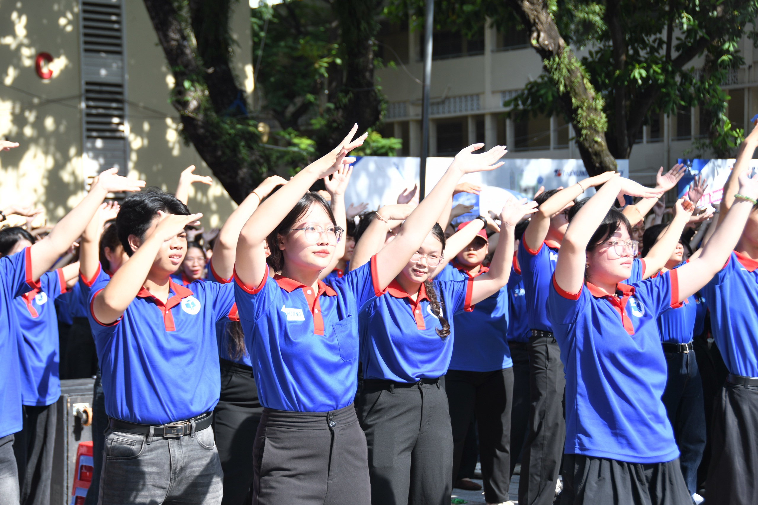 Hàng ngàn sinh viên ‘cháy’ hết mình trước khi phủ kín các điểm thi - Ảnh 4.