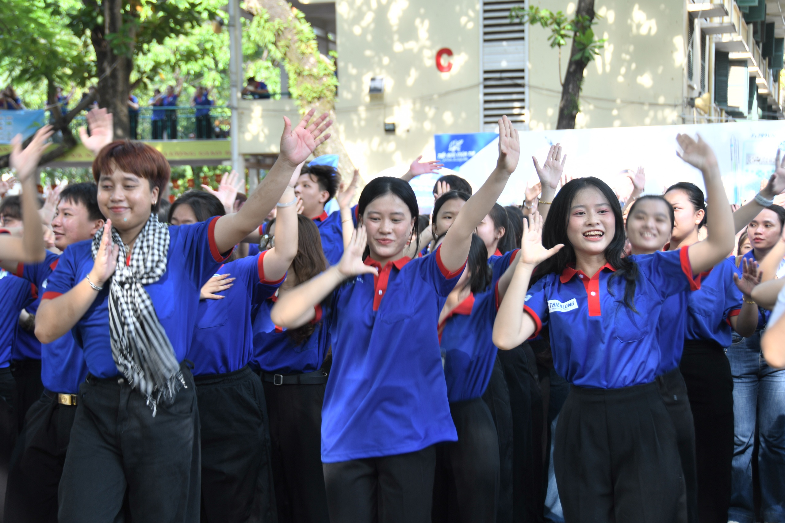 Hàng ngàn sinh viên ‘cháy’ hết mình trước khi phủ kín các điểm thi - Ảnh 3.