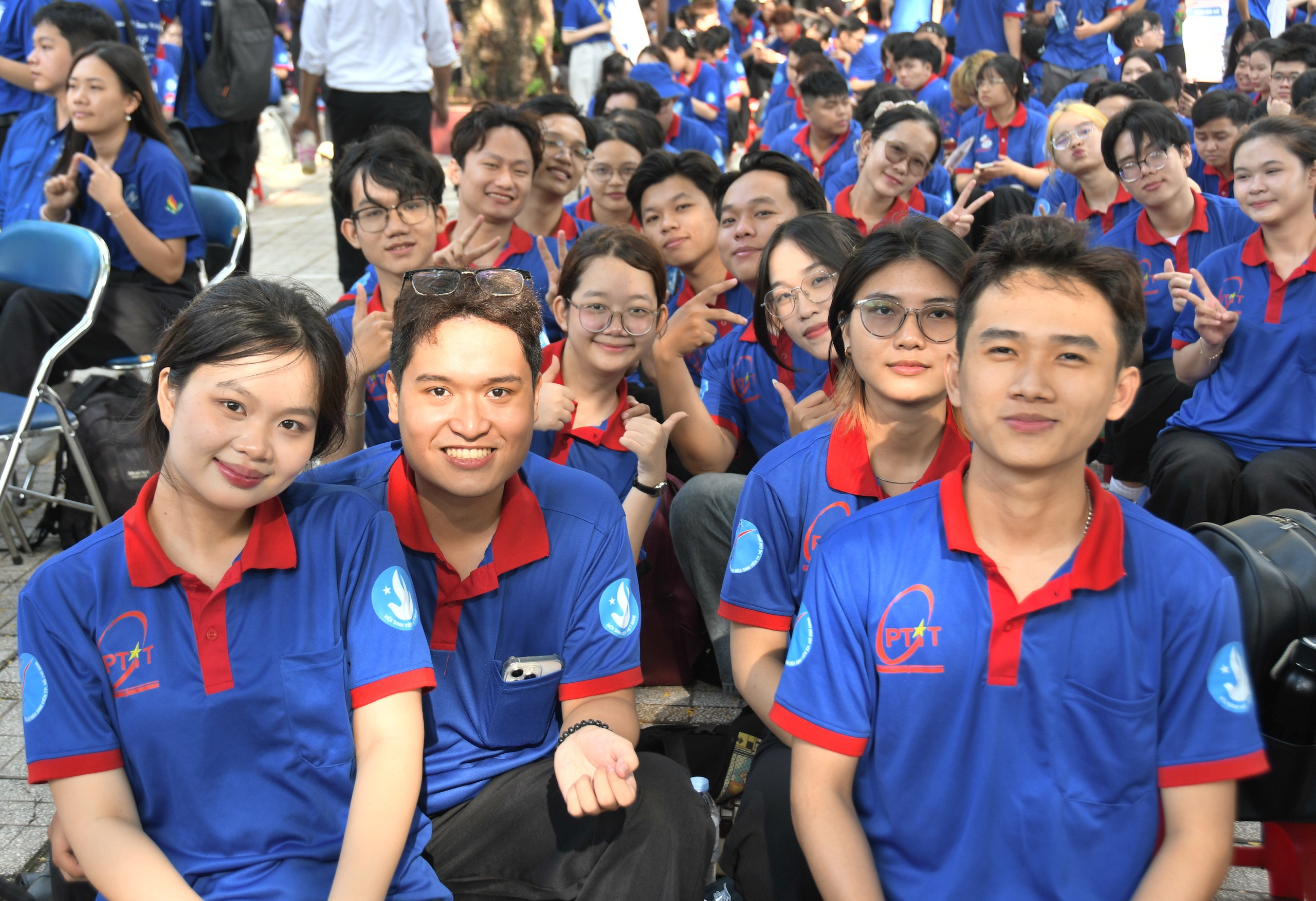 Hàng ngàn sinh viên ‘cháy’ hết mình trước khi phủ kín các điểm thi - Ảnh 10.