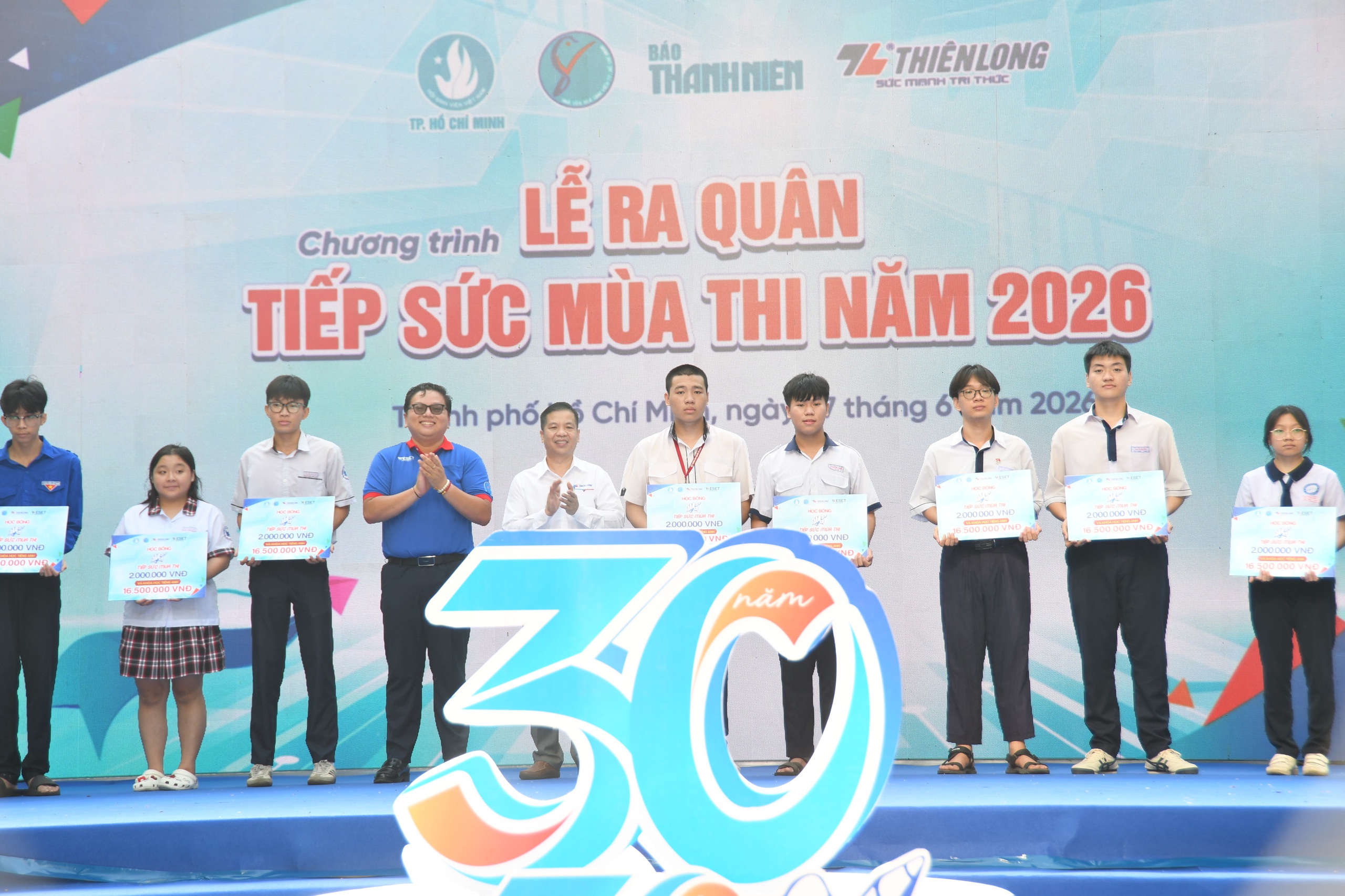 Hàng ngàn sinh viên ‘cháy’ hết mình trước khi phủ kín các điểm thi - Ảnh 6.