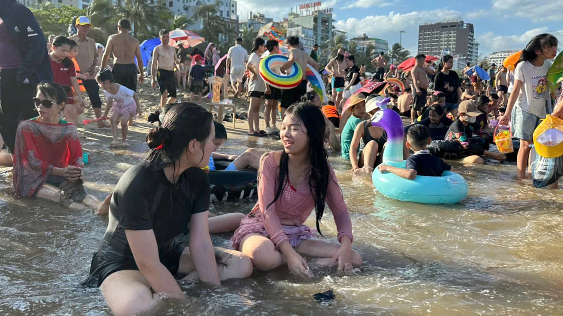 Biển Sầm Sơn không còn chỗ trống- Ảnh 2. Biển Sầm Sơn không còn chỗ trống- Ảnh 2.