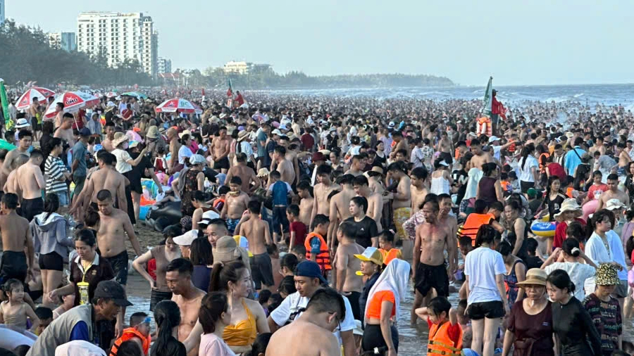 Biển Sầm Sơn không còn chỗ trống- Ảnh 7. Biển Sầm Sơn không còn chỗ trống- Ảnh 7.