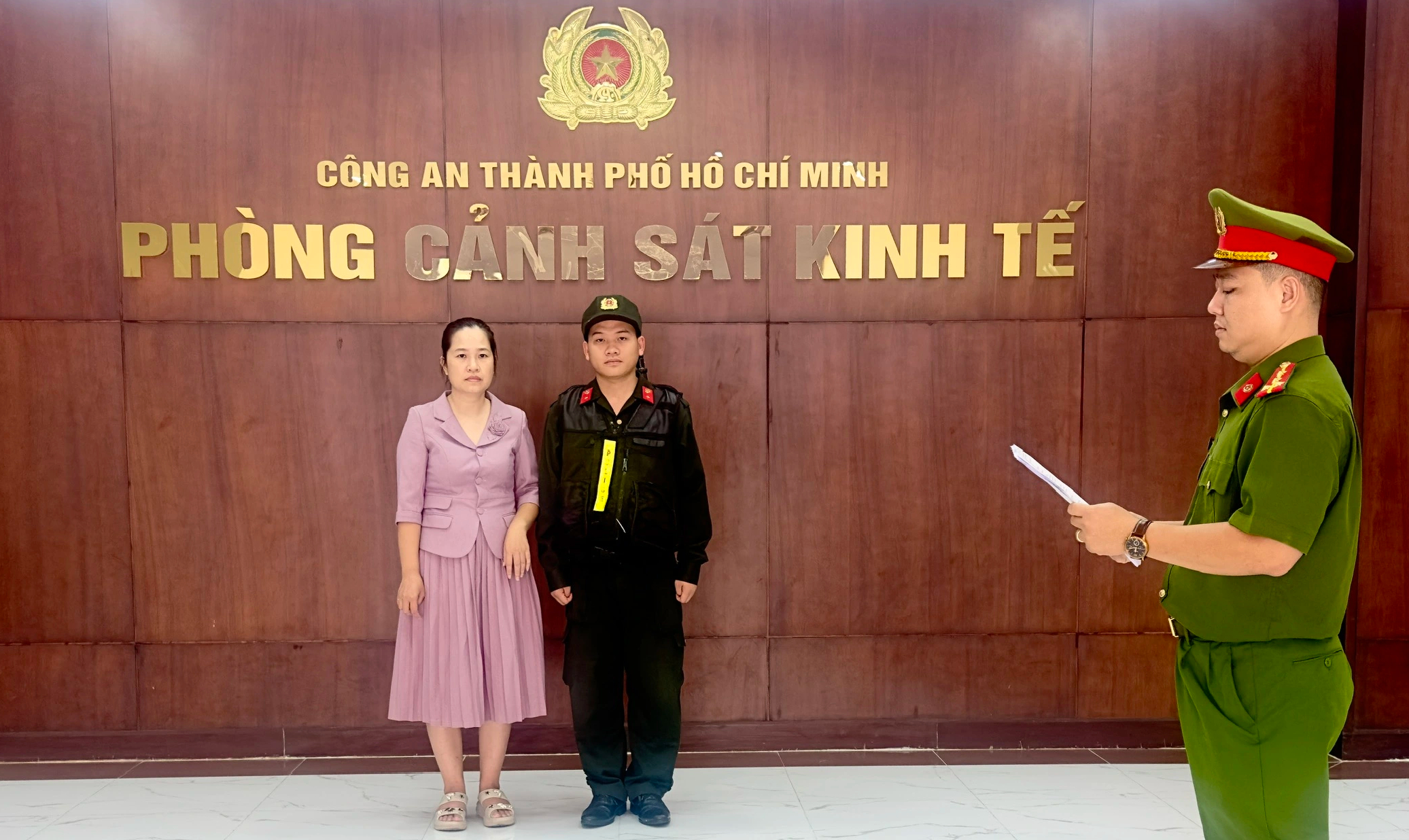 Công an TP.HCM khởi tố chủ Vải áo dài Đất Lành dùng AI 'đạo nhái' thiết kế - Ảnh 1.