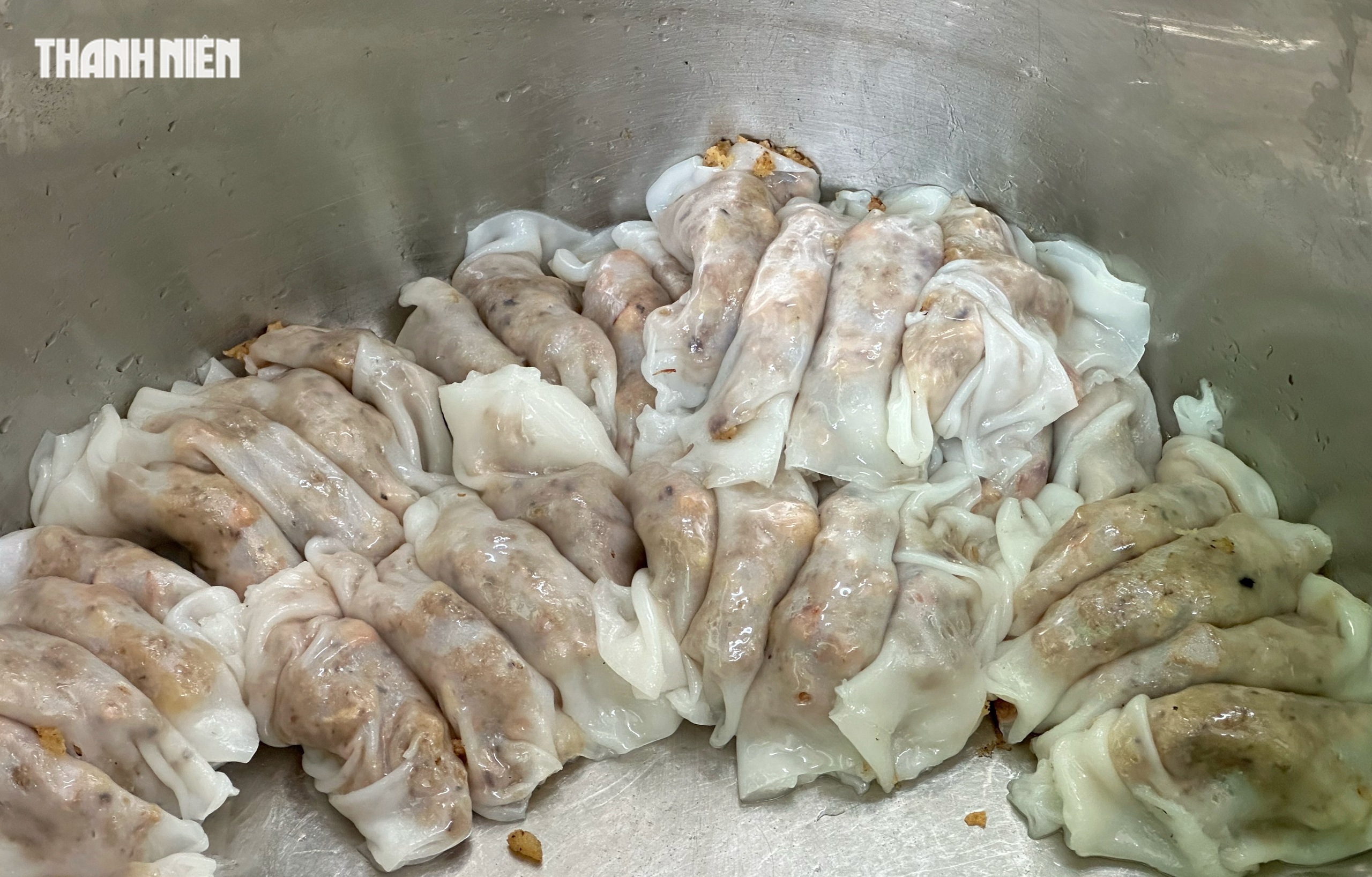 Quán bánh cuốn Michelin ở trung tâm TP.HCM: Thâm niên 65 năm, bà chủ có thói quen đặc biệt- Ảnh 9. Quán bánh cuốn Michelin ở trung tâm TP.HCM: Thâm niên 65 năm, bà chủ có thói quen đặc biệt- Ảnh 9.