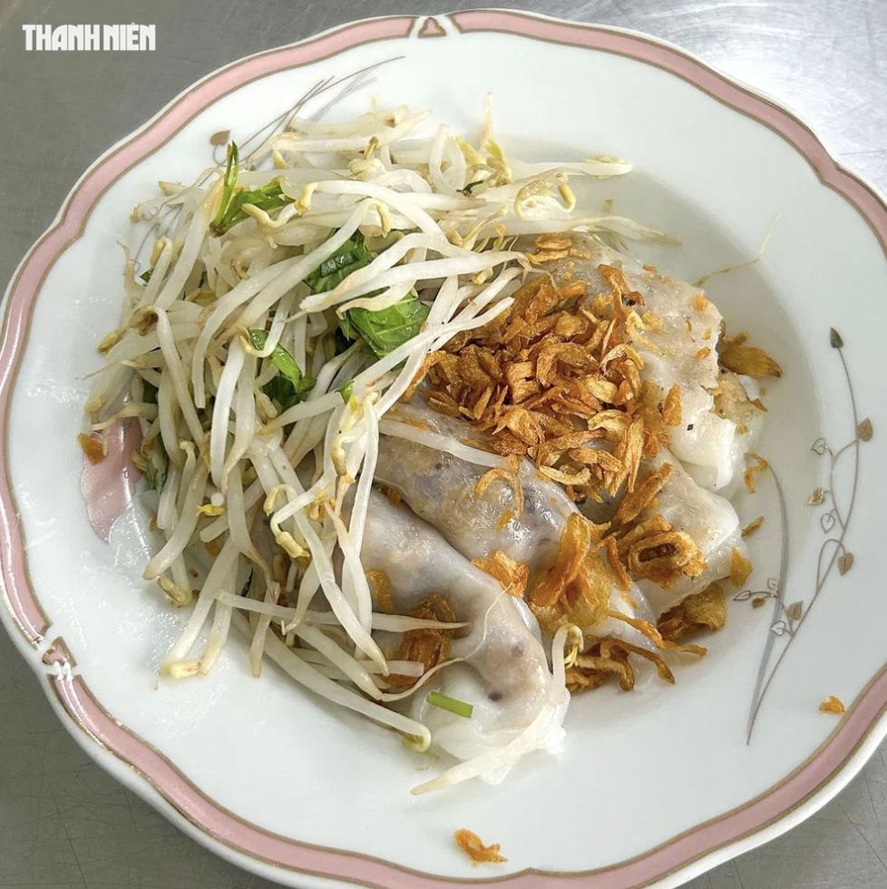Quán bánh cuốn Michelin ở trung tâm TP.HCM: Thâm niên 65 năm, bà chủ có thói quen đặc biệt- Ảnh 7. Quán bánh cuốn Michelin ở trung tâm TP.HCM: Thâm niên 65 năm, bà chủ có thói quen đặc biệt- Ảnh 7.